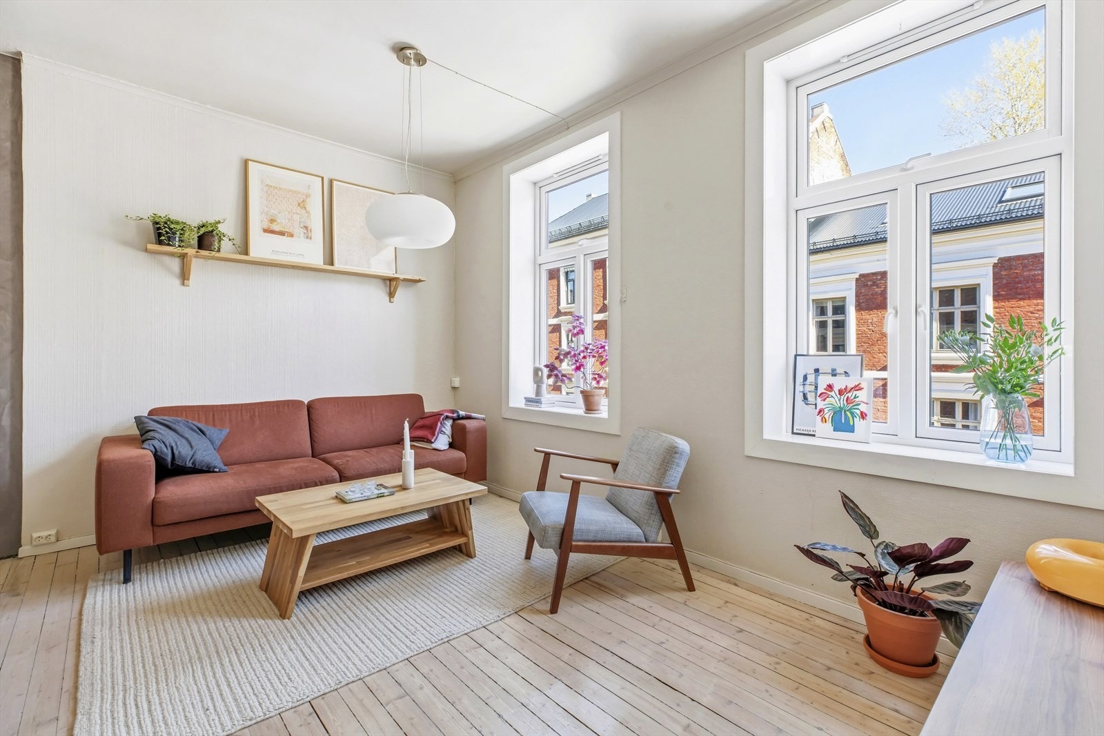Stuen er romslig og det er godt med rom til ønsket møblering. Galleribilde