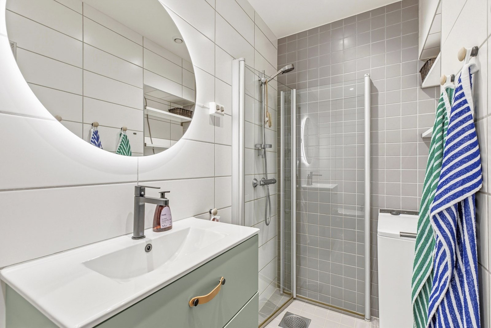 Badet ble rehabilitert i 2010 og fremstår som delikat, tidløst og velholdt med flislagte overflater, himlingsbelysning og varme i gulvet. Galleribilde