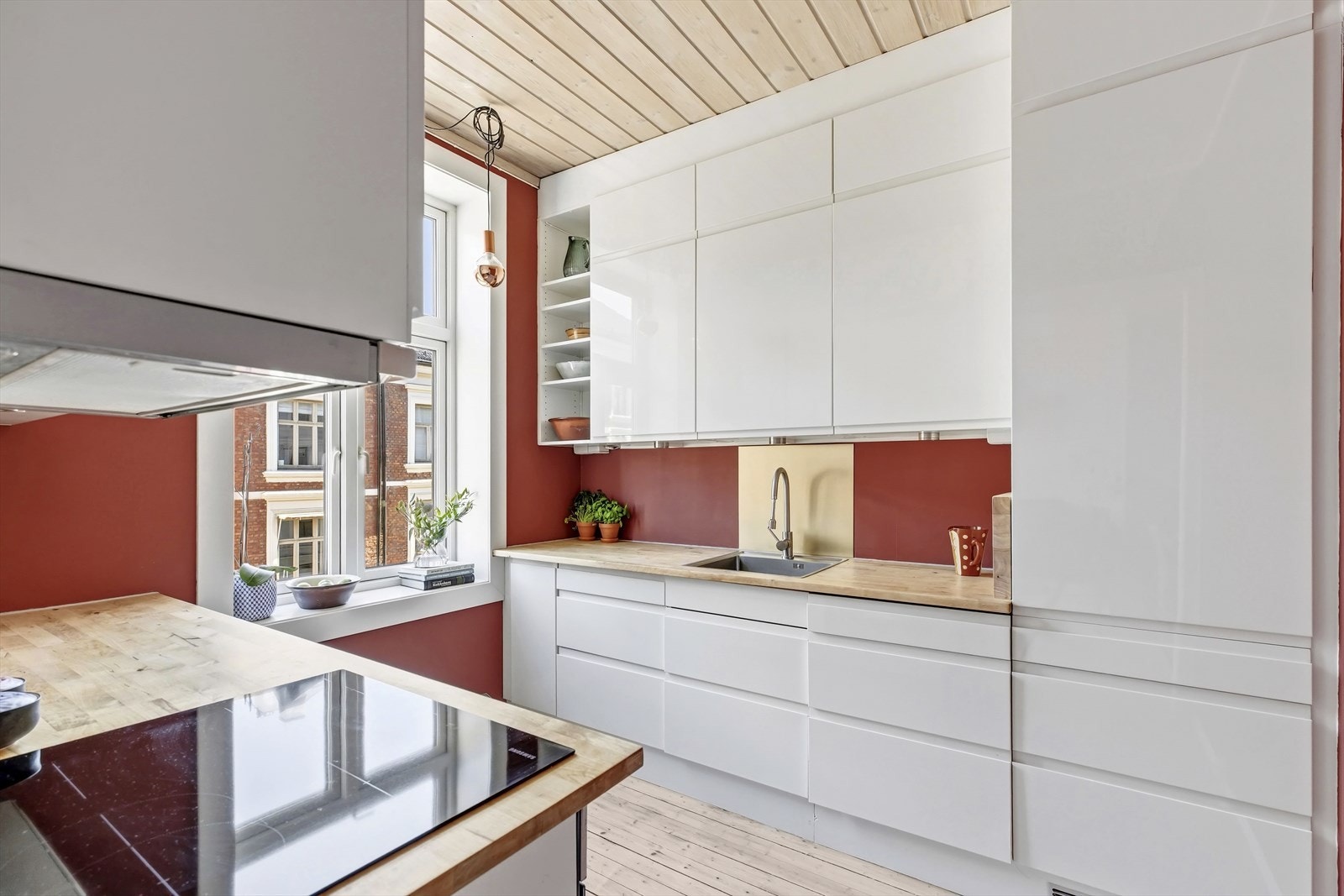 Kjøkkenet er fra HTH og er både pent og praktisk, med gode arbeidsflater og lagringsplass og moderne løsninger. Galleribilde