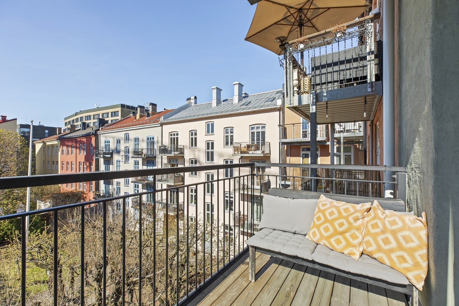 Balkongen går inn mot bakgården og er på 3,9 m². Galleribilde