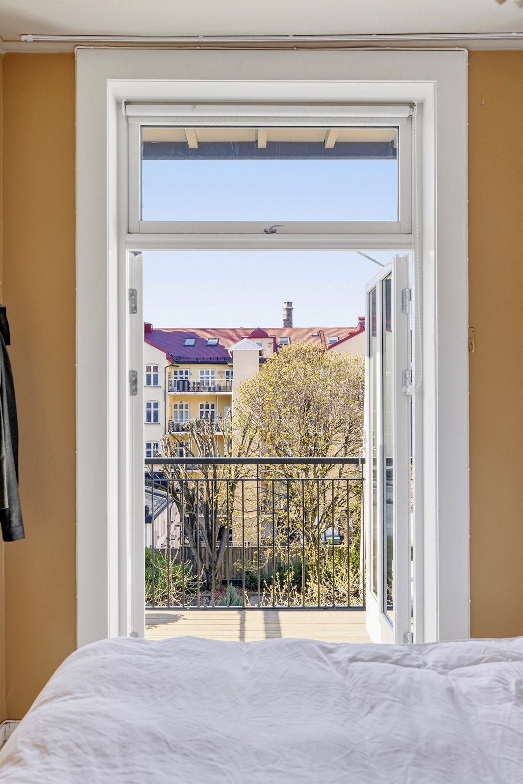 Fra hovedsoverommet har du utgang til boligens syd-vest vendte balkong. Galleribilde