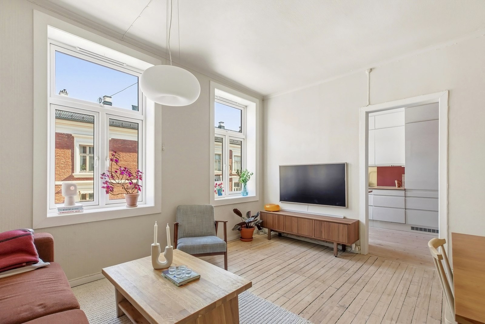 De store vinduene gir rikelig med naturlig lysinnslipp. Galleribilde