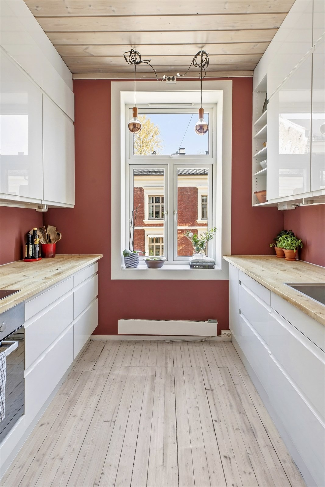 Innredningen har glatte folierte fronter og benkeplate i tre med nedfelt kum i rustfritt stål, som gir et tidløst og praktisk uttrykk. Galleribilde