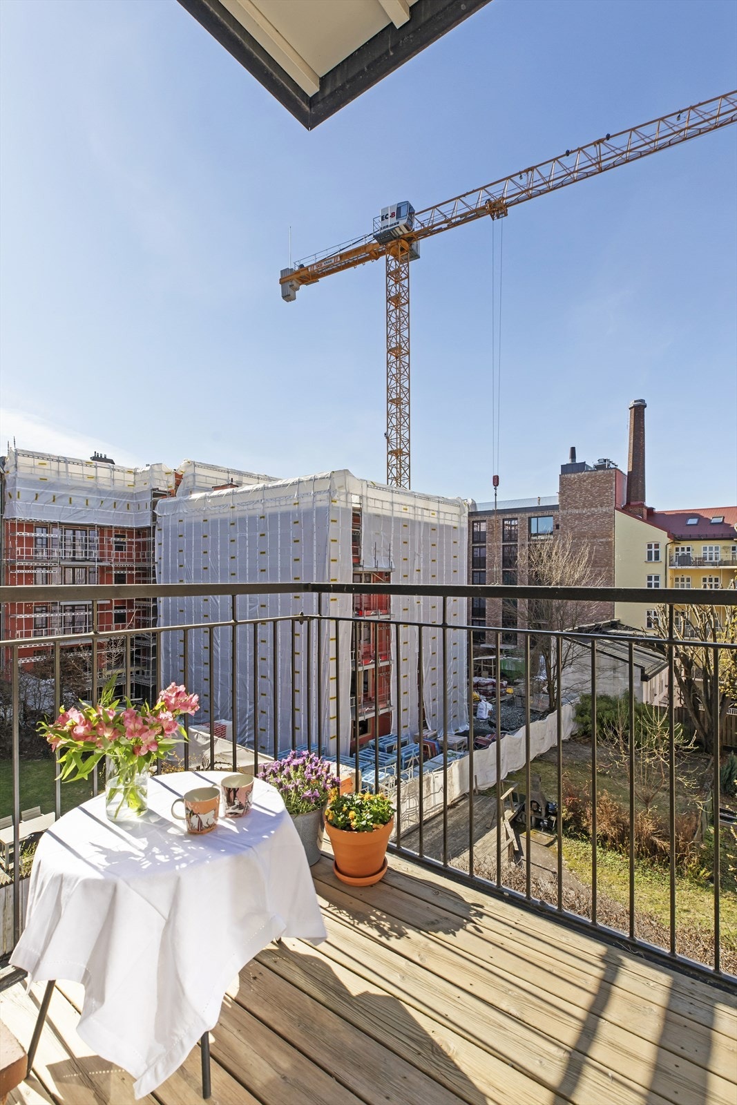Godt med rom til ønsket utemøblebering og balkongen har spaltegulv av tre. Galleribilde