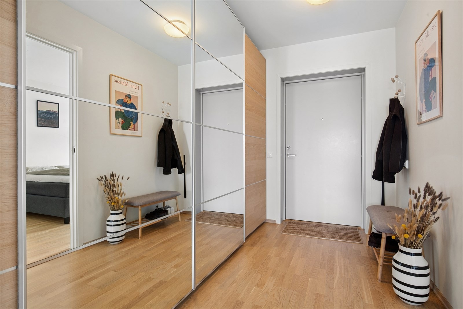 Entrè har stor skyvedørsgarderobe for oppbevaring Galleribilde