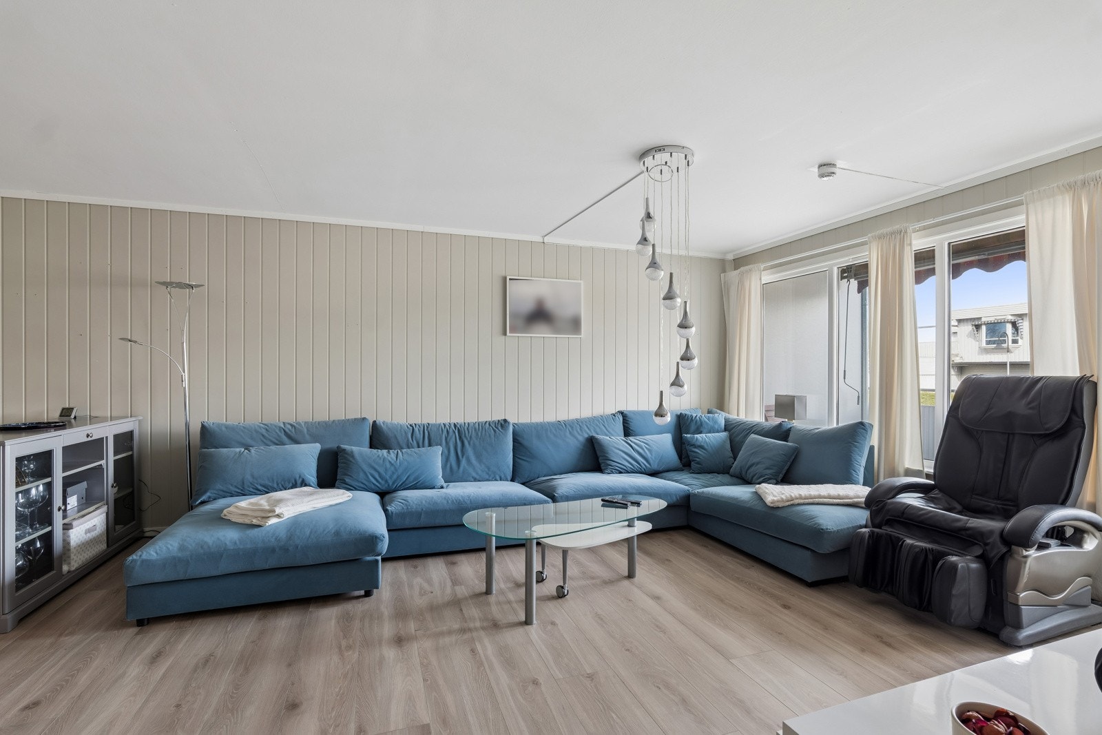Stue med store vindusflater Galleribilde