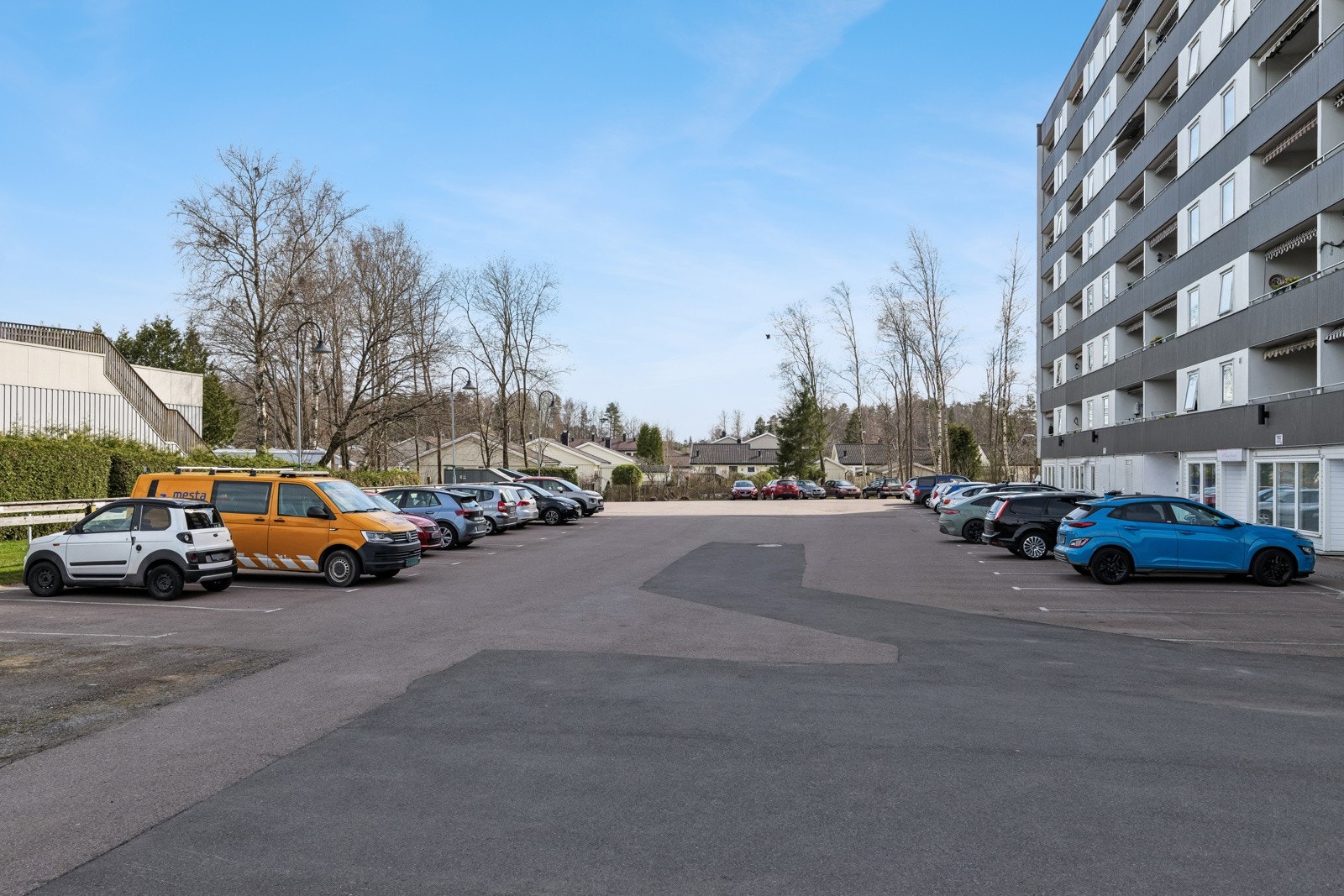Ute - her er det biloppstillingsplasser på borettslagets tomt Galleribilde