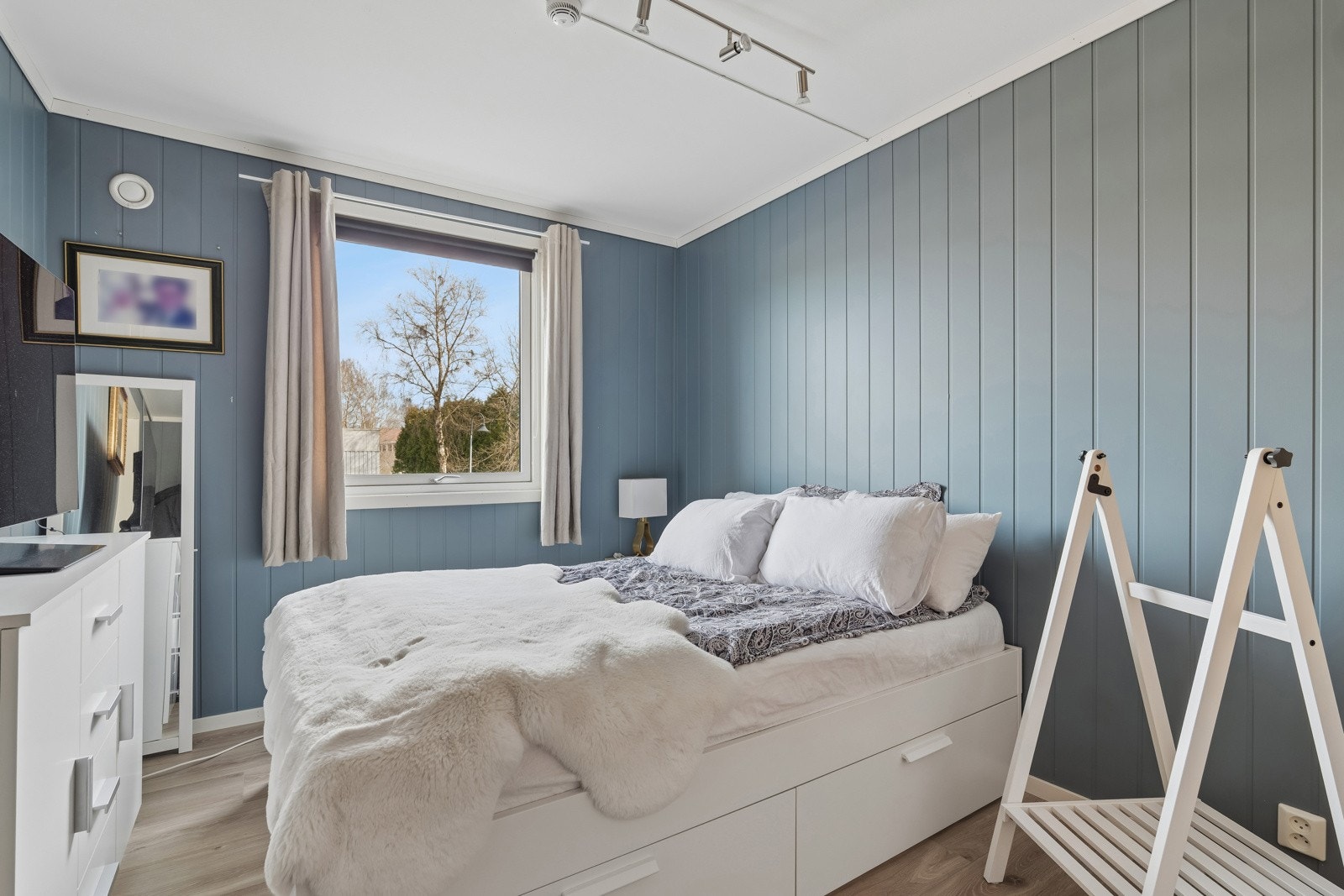 Pent oppusset soverom Galleribilde