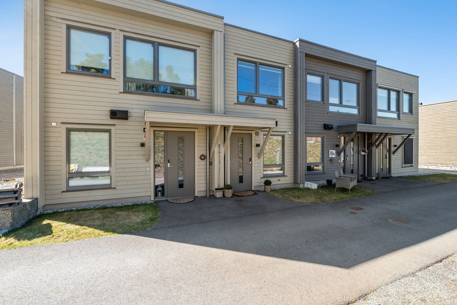 Moderne og arealeffektivt rekkehus fra 2022, med en gjennomtenkt planløsning over to plan og to balkonger. Galleribilde