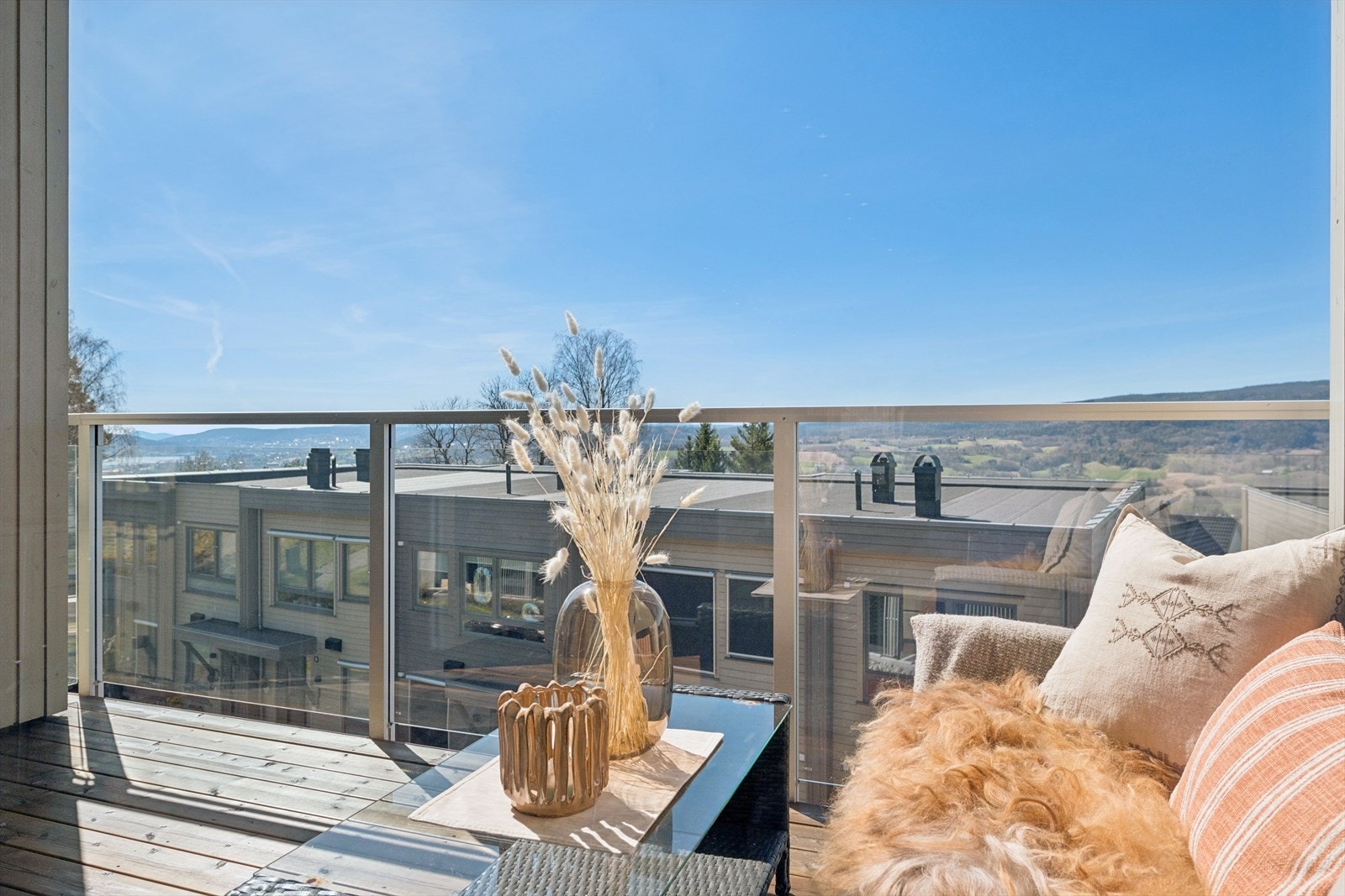 Balkongen i andre etasje har god plass til en sittegruppe og har glassrekkverk som sikrer utsikten. Galleribilde