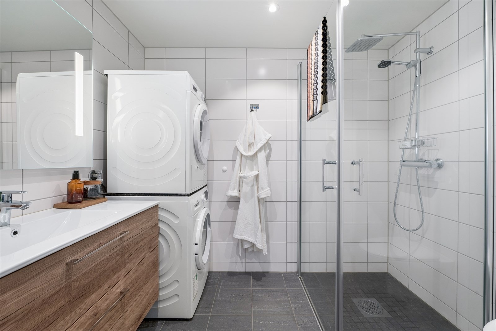 Badet er fra 2022, bygget etter teknisk forskrift fra 2017, med flislagt gulv og elektriske varmekabler. Galleribilde
