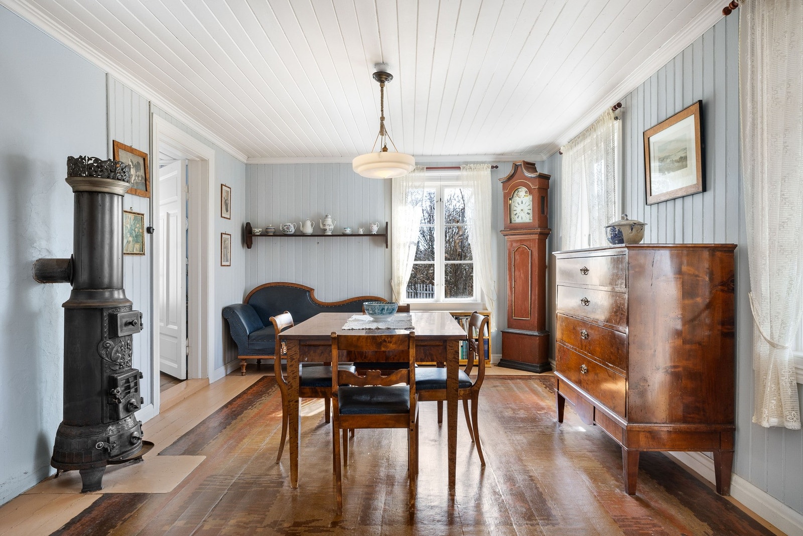 Stue med flott , gammel vedovn og plass til spisebord. Galleribilde