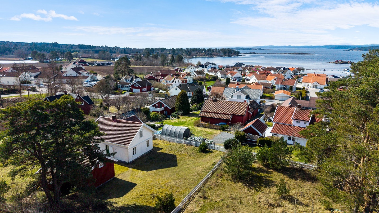 Boligen har flott utsyn over området og noe utsikt til sjøen. Galleribilde