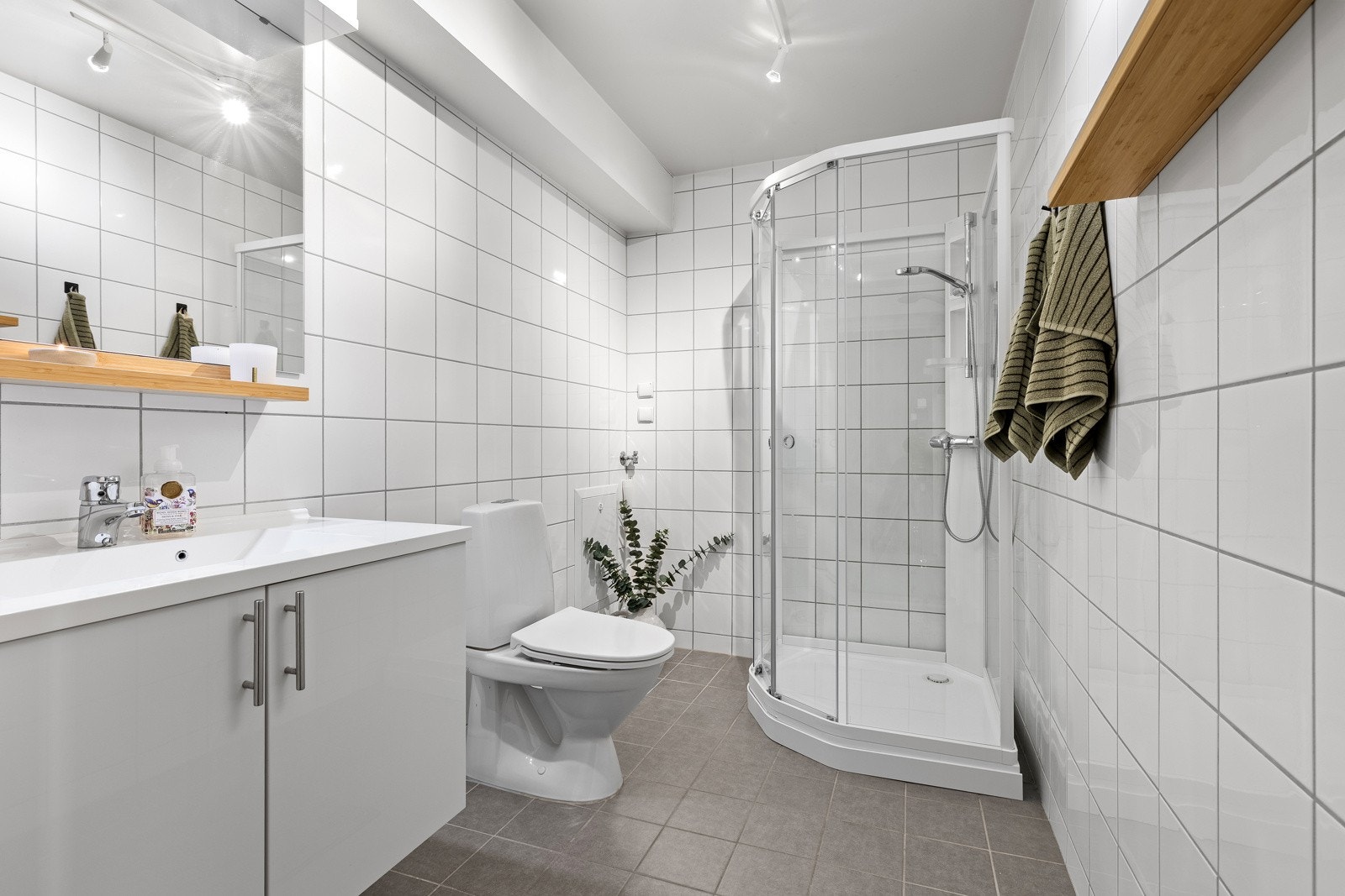 Lekkert flislagt bad/wc med varme i gulv, opplegg for vaskemaskin og dusjkabinett. Galleribilde
