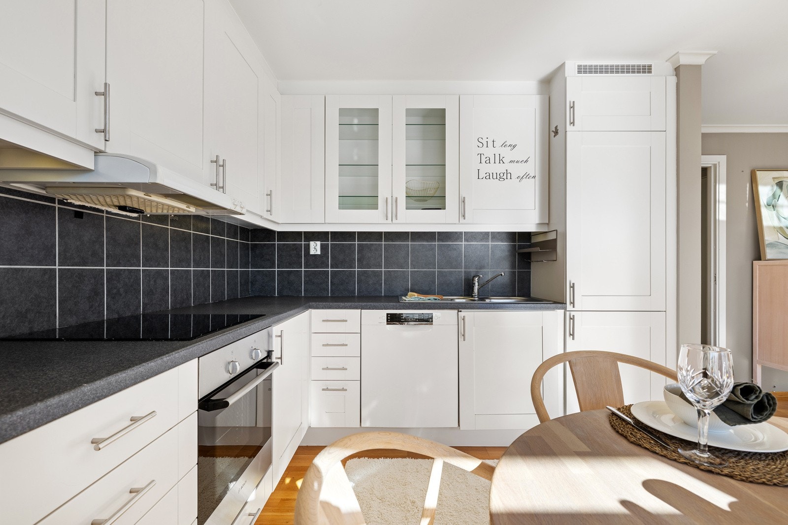 Stramt og moderne design i tidløse farger. Galleribilde
