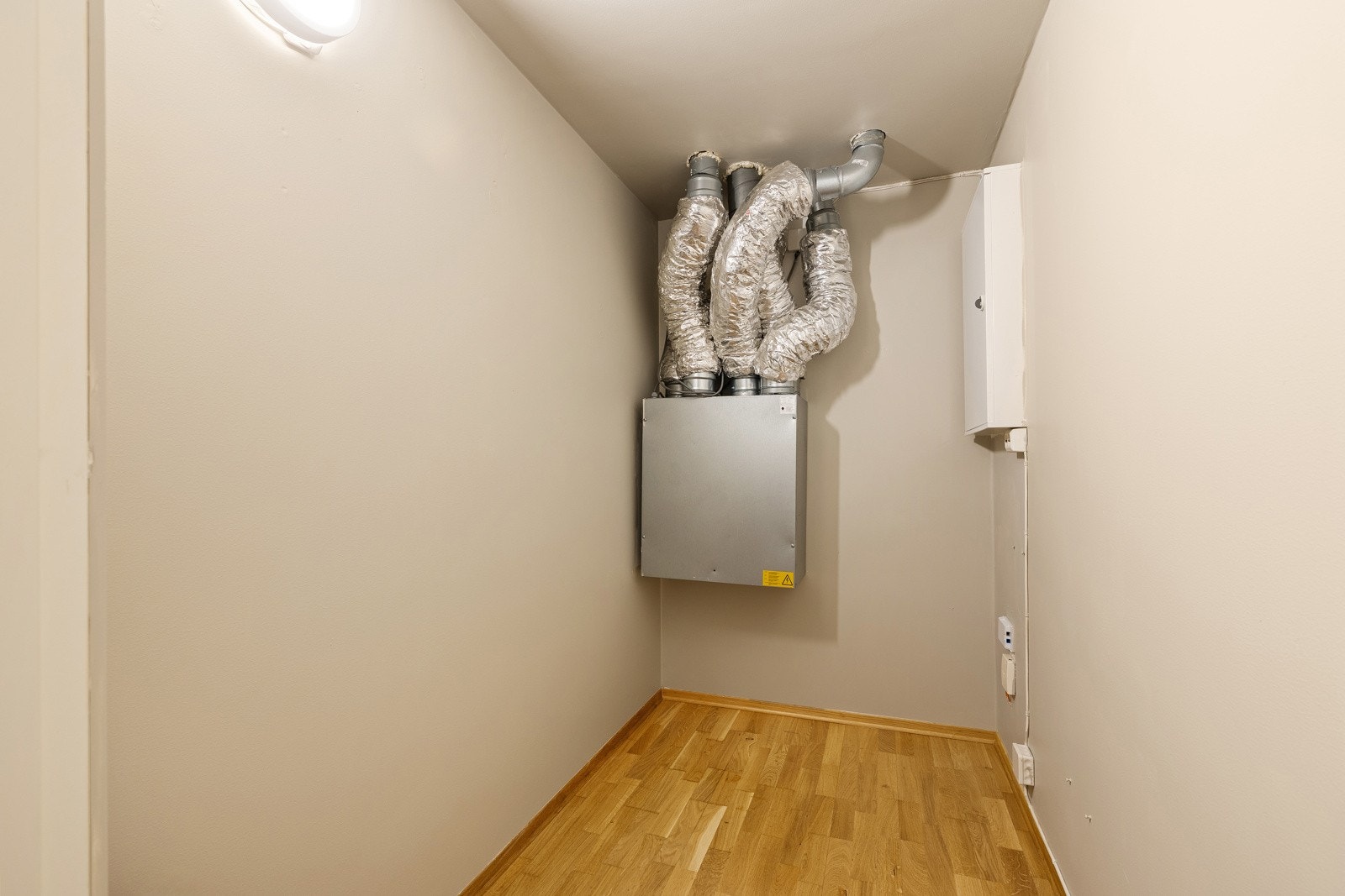 Innvendig bod med ventilasjonsagregat og sikringsskap. Galleribilde