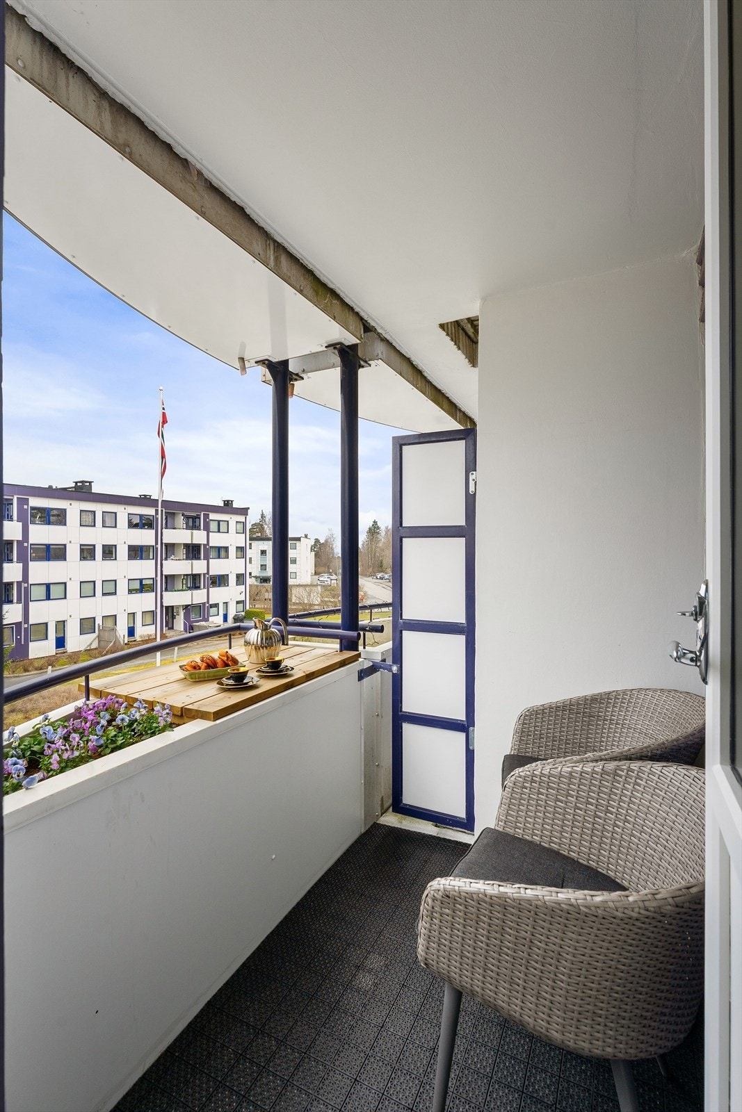 Balkongen på 3 m² har plass til en liten sittegruppe. Galleribilde