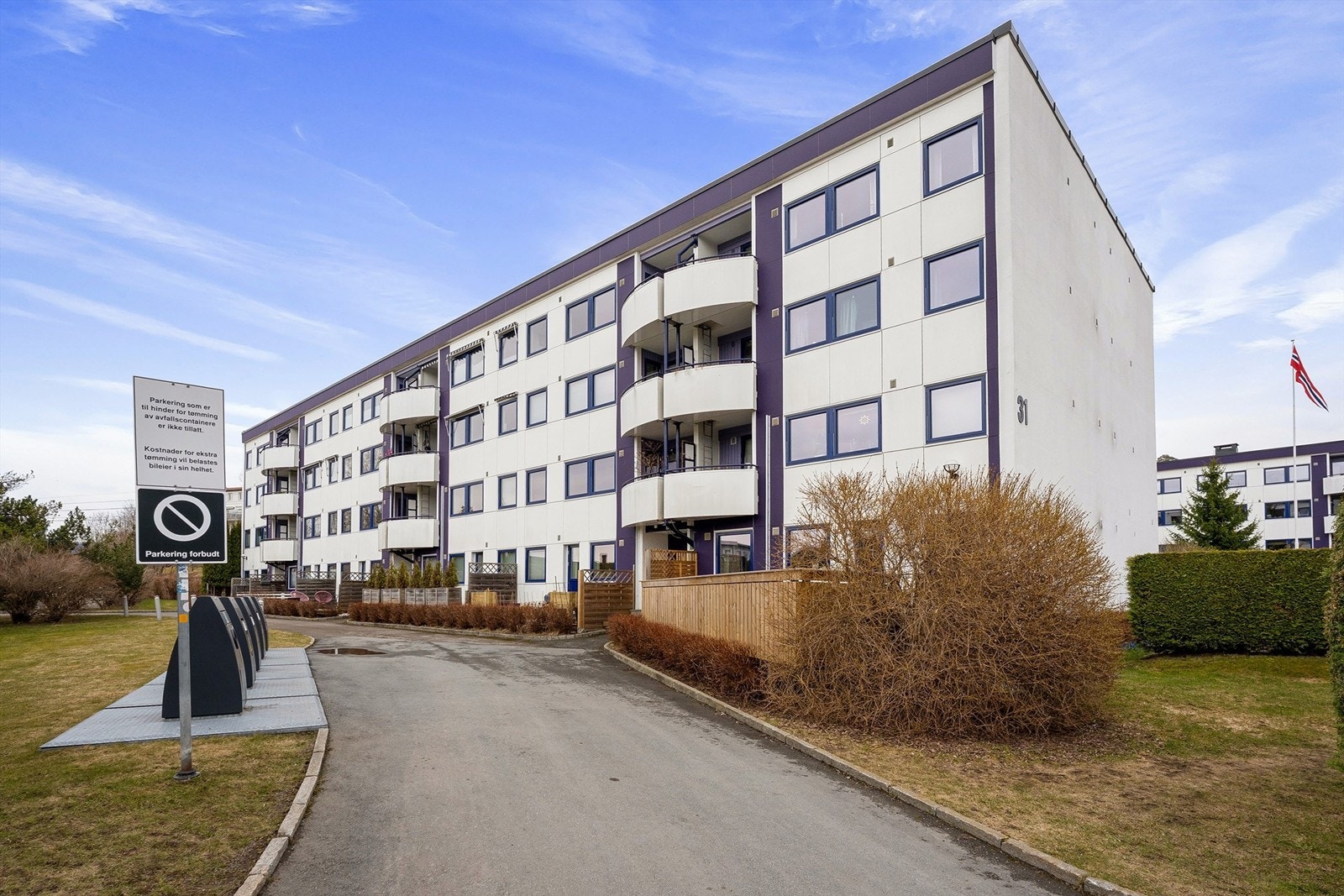 Adkomst til leiligheten via felles trappeoppgang. Galleribilde