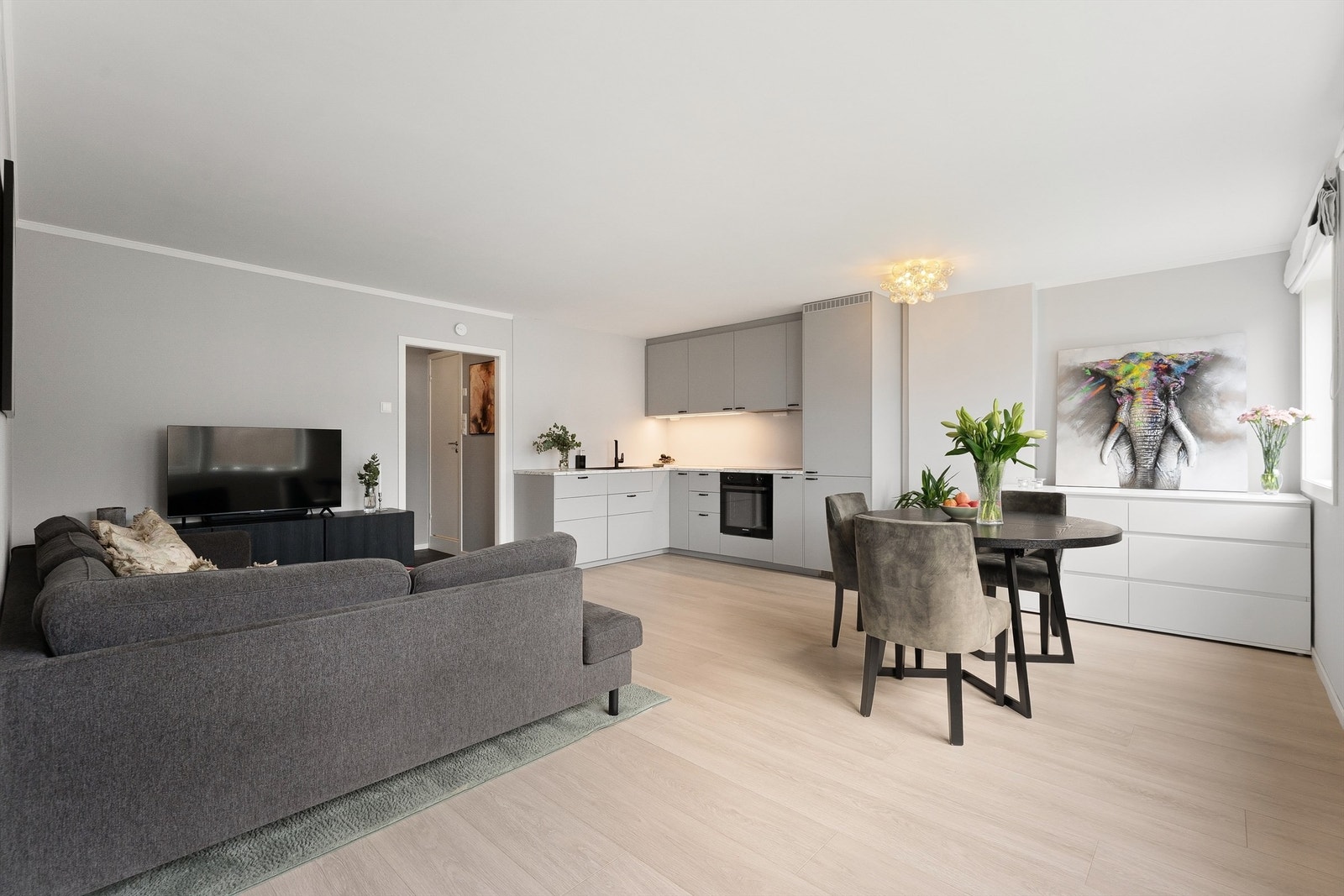Stuen har god plass til både spisebord og en sofagruppe. Galleribilde