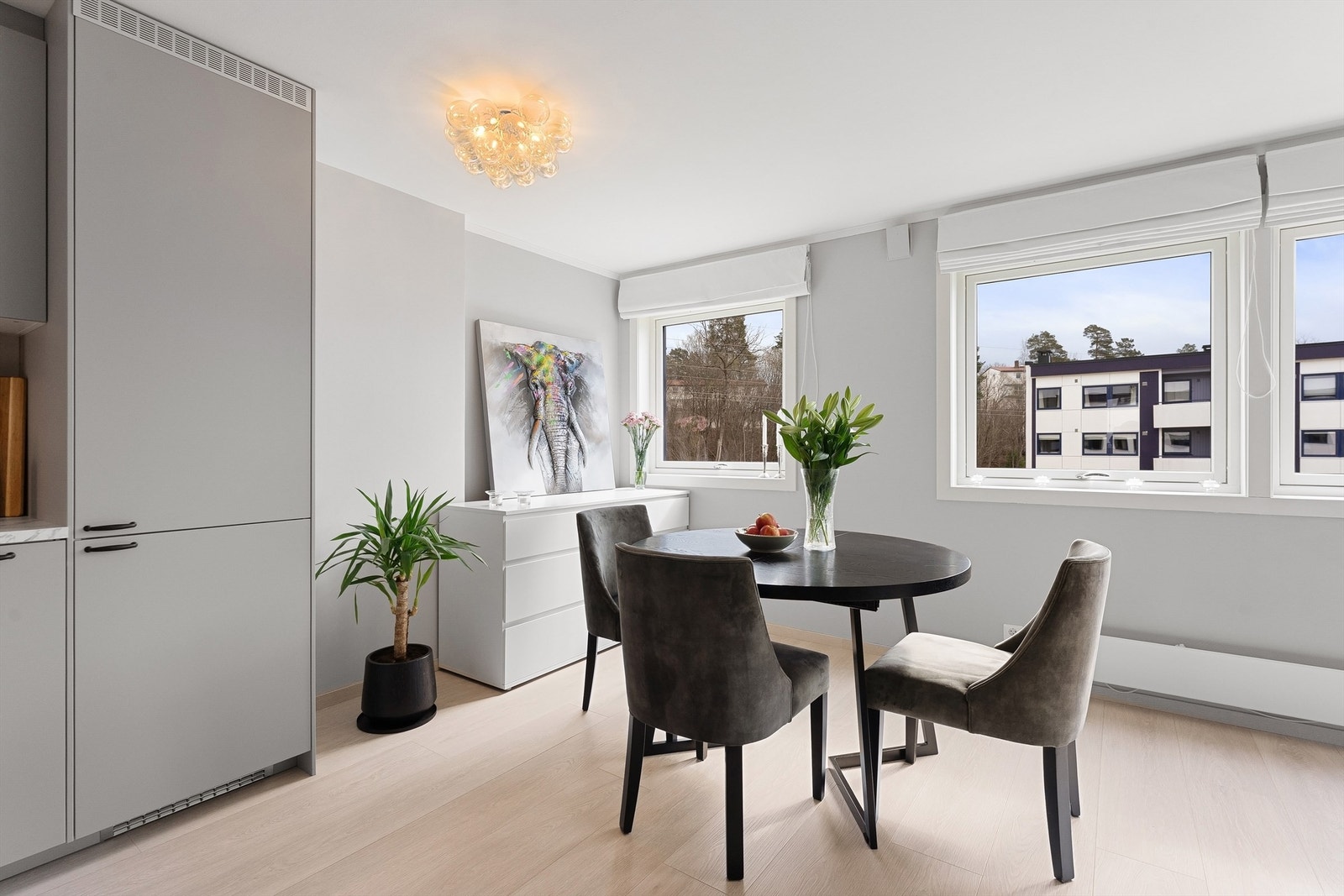 Vinduene ved spiseplassen gir en fin ramme rundt måltidene. Galleribilde