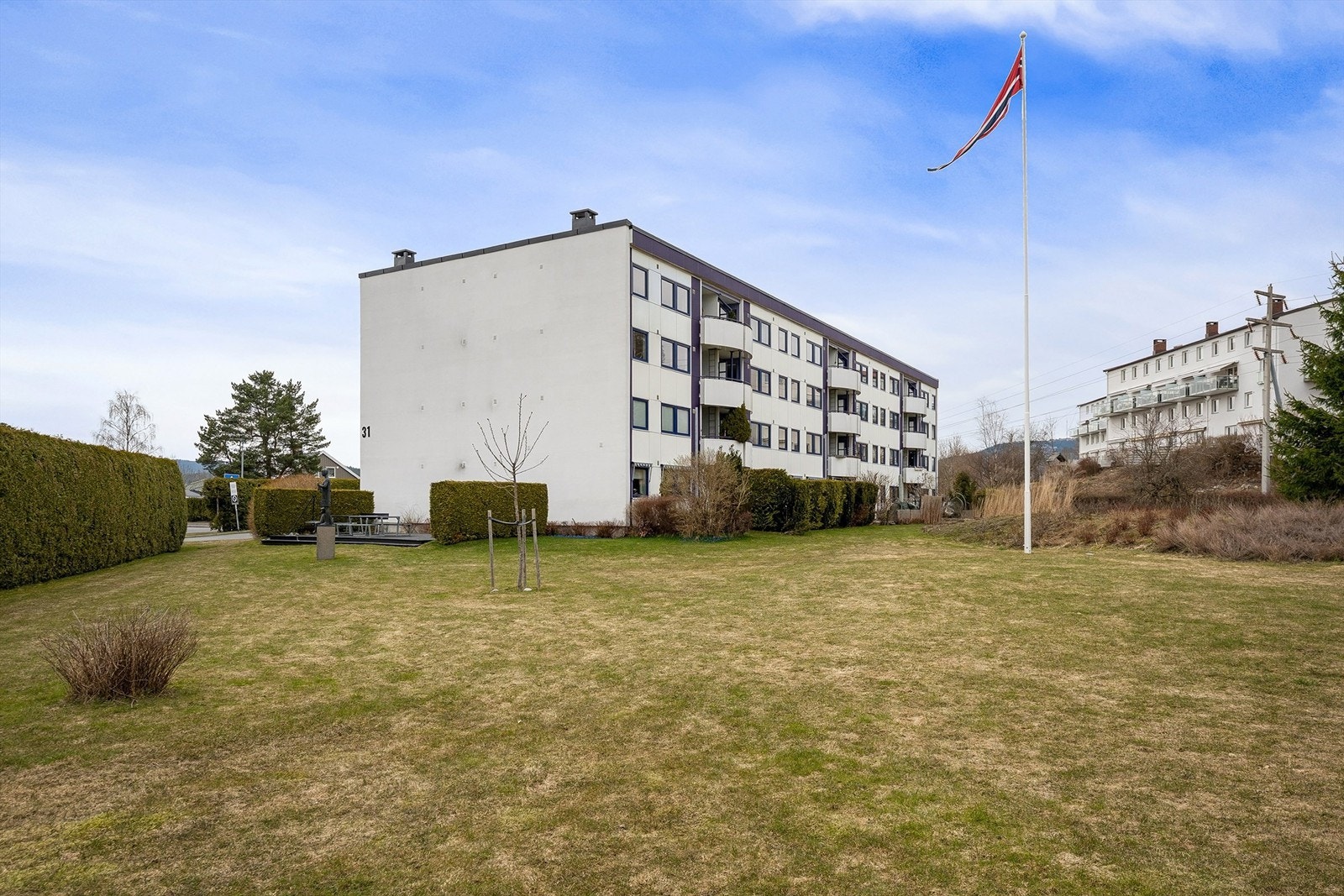Borettslaget har en stor, opparbeidet tomt med plenarealer til felles bruk. Galleribilde