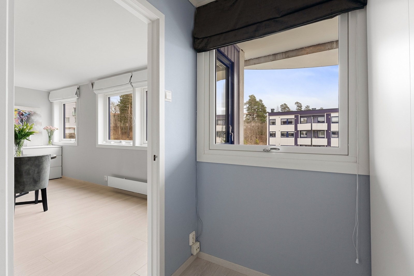 Rommet ligger praktisk til, adskilt fra entréen og med kort vei til stuen. Galleribilde