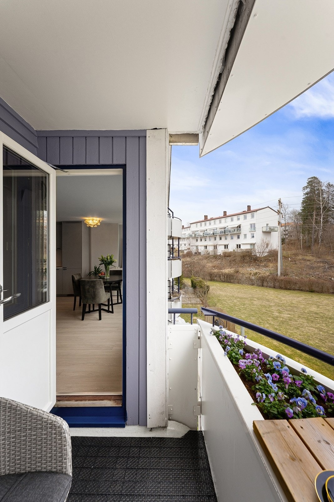 Fra balkongen ser du ut over borettslagets grønne fellesarealer. Galleribilde