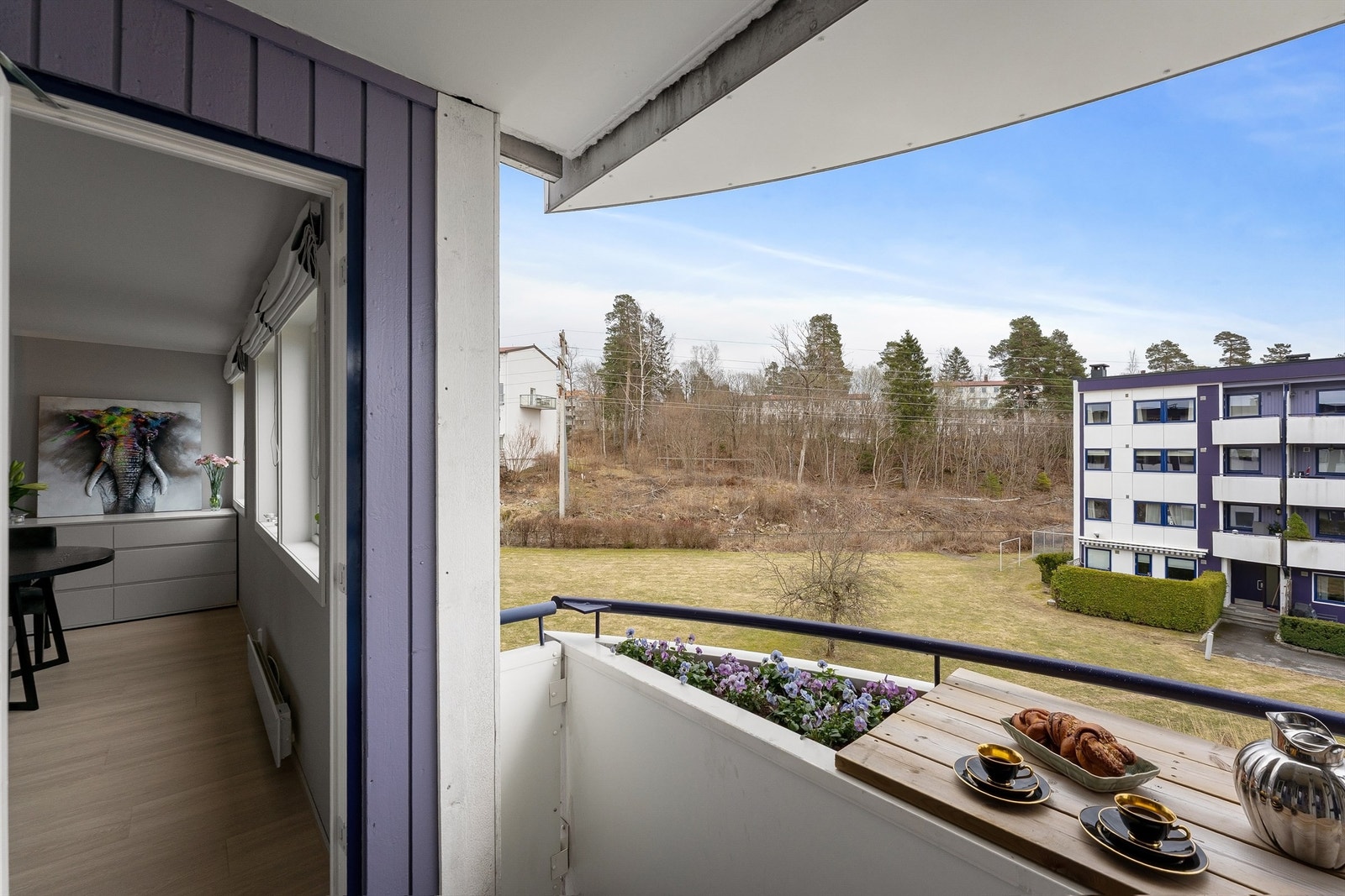 Balkongdøren fra 2013 slipper lys inn i stuen. Galleribilde
