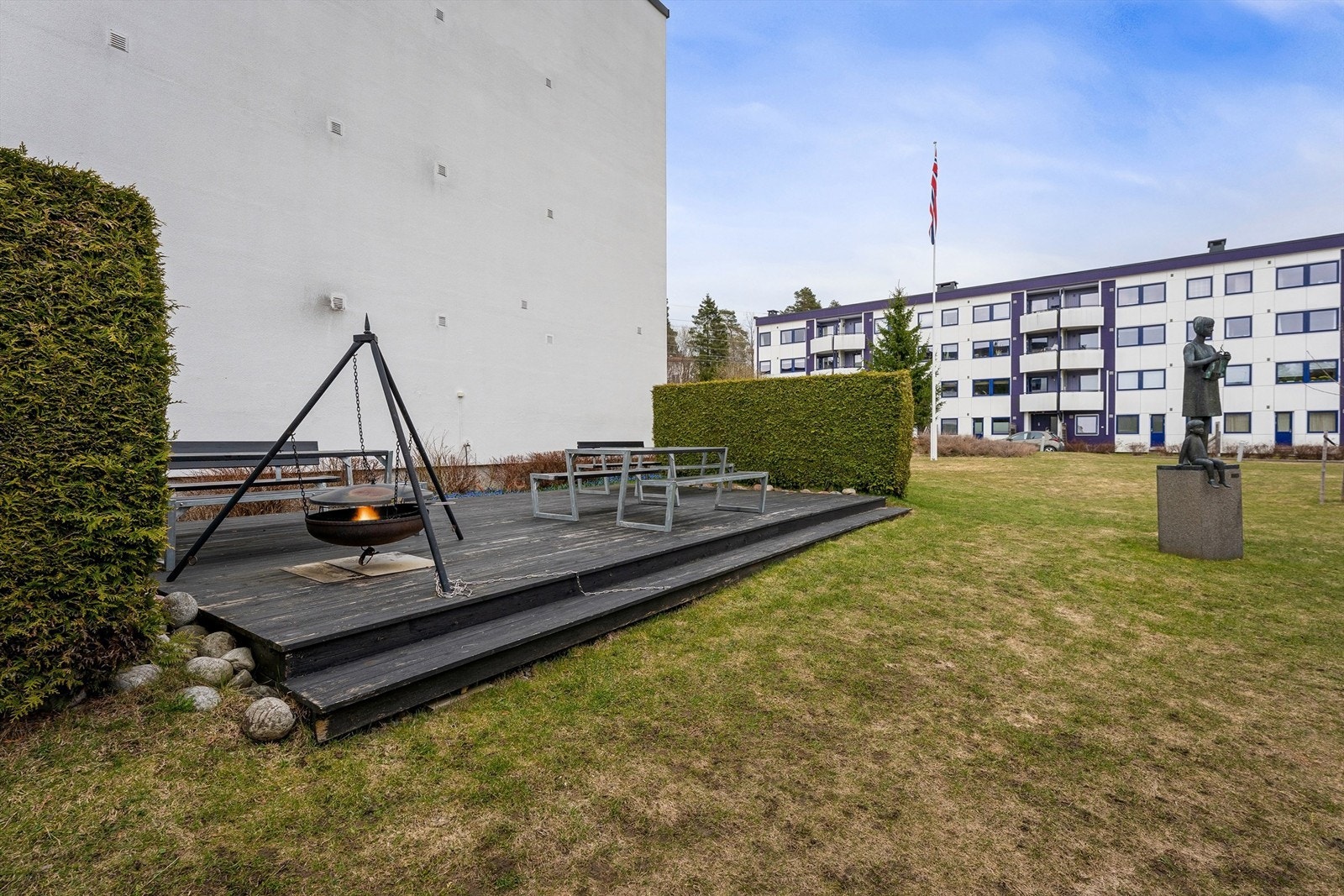 Felles uteplass med bålpanne og sittegrupper, perfekt for sosiale sammenkomster. Galleribilde