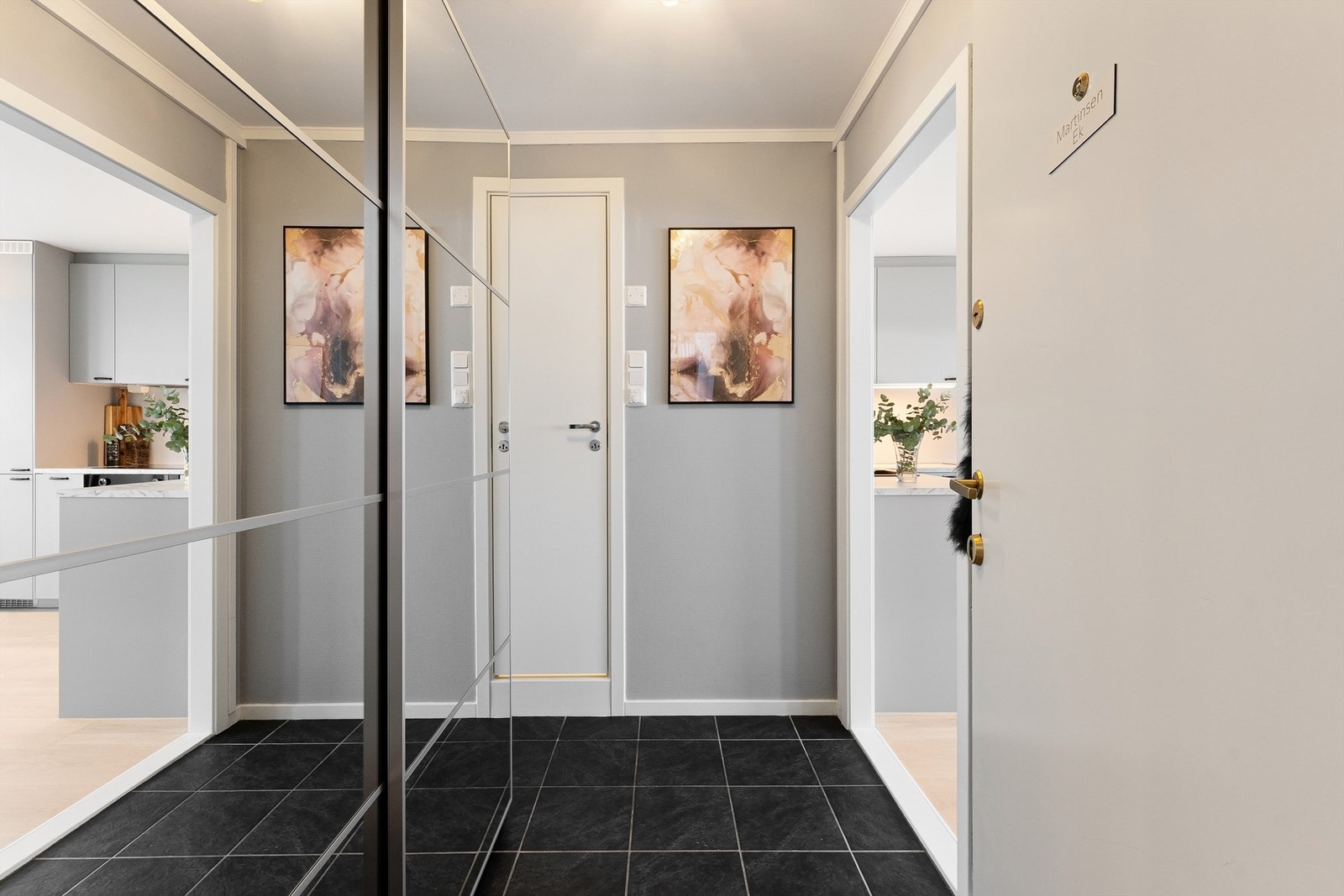 En stor skyvedørsgarderobe med speilfronter gir rikelig med oppbevaringsplass og en god romfølelse. Galleribilde