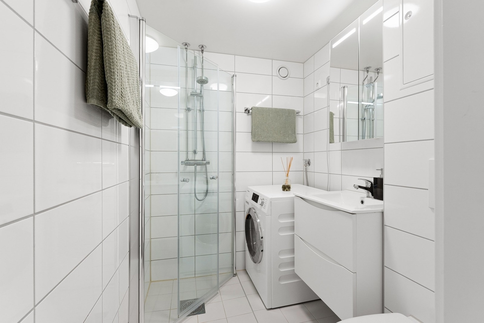 Badet ble oppgradert i 2021 med flislagte overflater, gulvvarme og vegghengt toalett. Galleribilde
