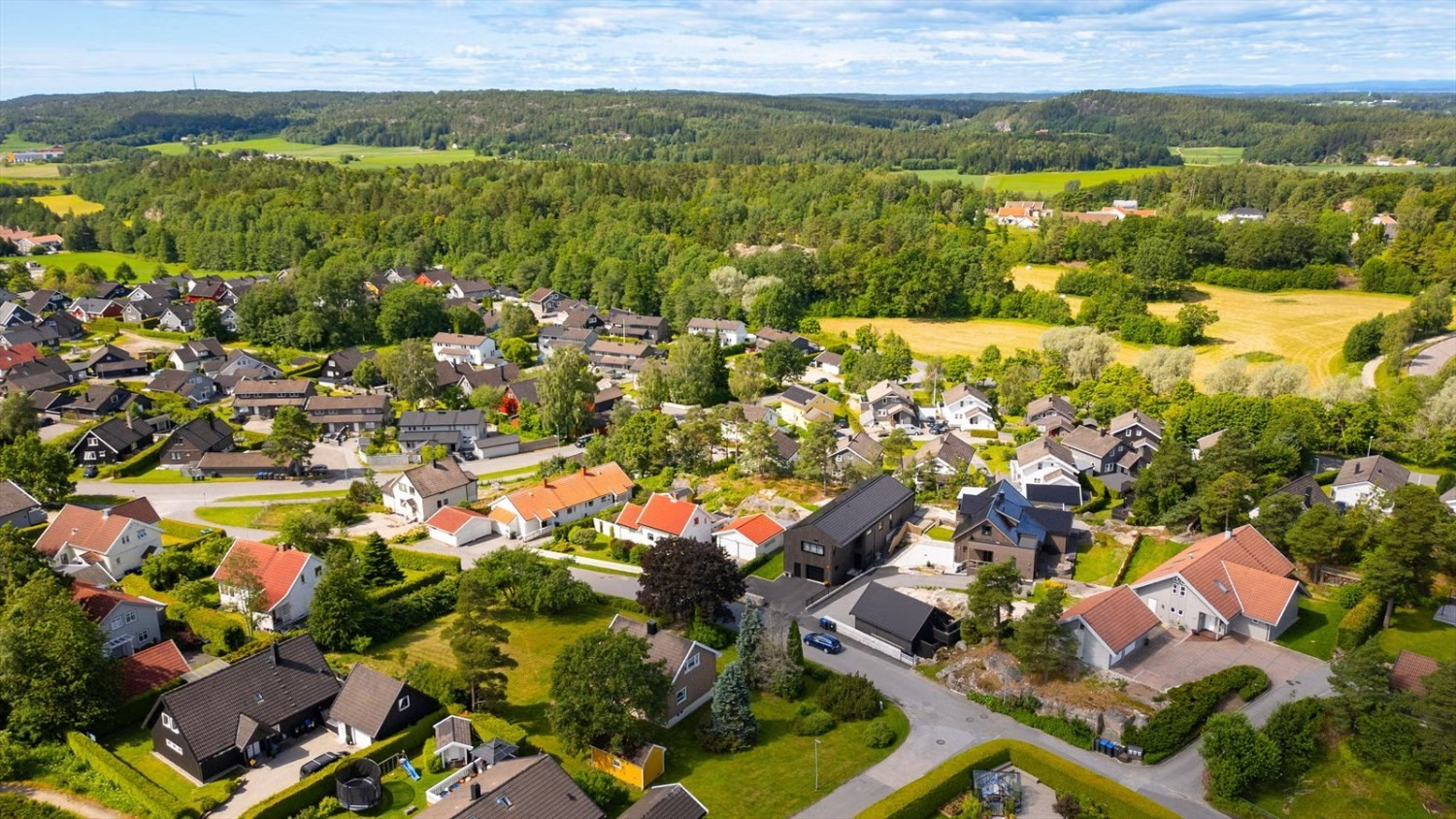 Hovslagerveien 9 ligger i det idylliske og ettertraktede boområdet Ambjørnrød, ca. 5 km nord for Fredrikstad sentrum Galleribilde