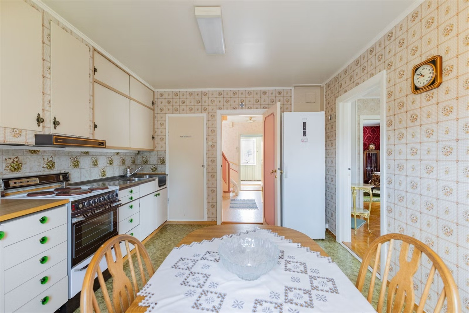 Den er utstyrt med et frittstående kjøleskap, komfyr med platetopp og avtrekksvifte. Kjøkkenet er romslig og det er god plass til en spisegruppe, hvor man kan nyte frokosten med familien. Galleribilde