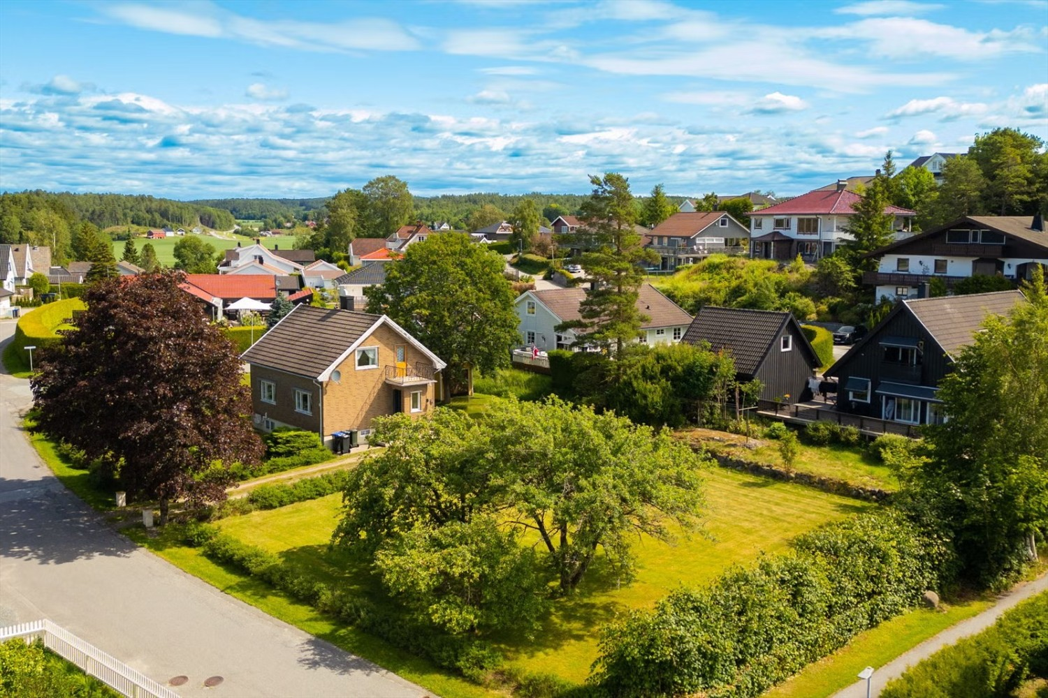 Boligen ble oppført i 1953 og har eldre standard der det må påregnes renoverings arbeider. Galleribilde