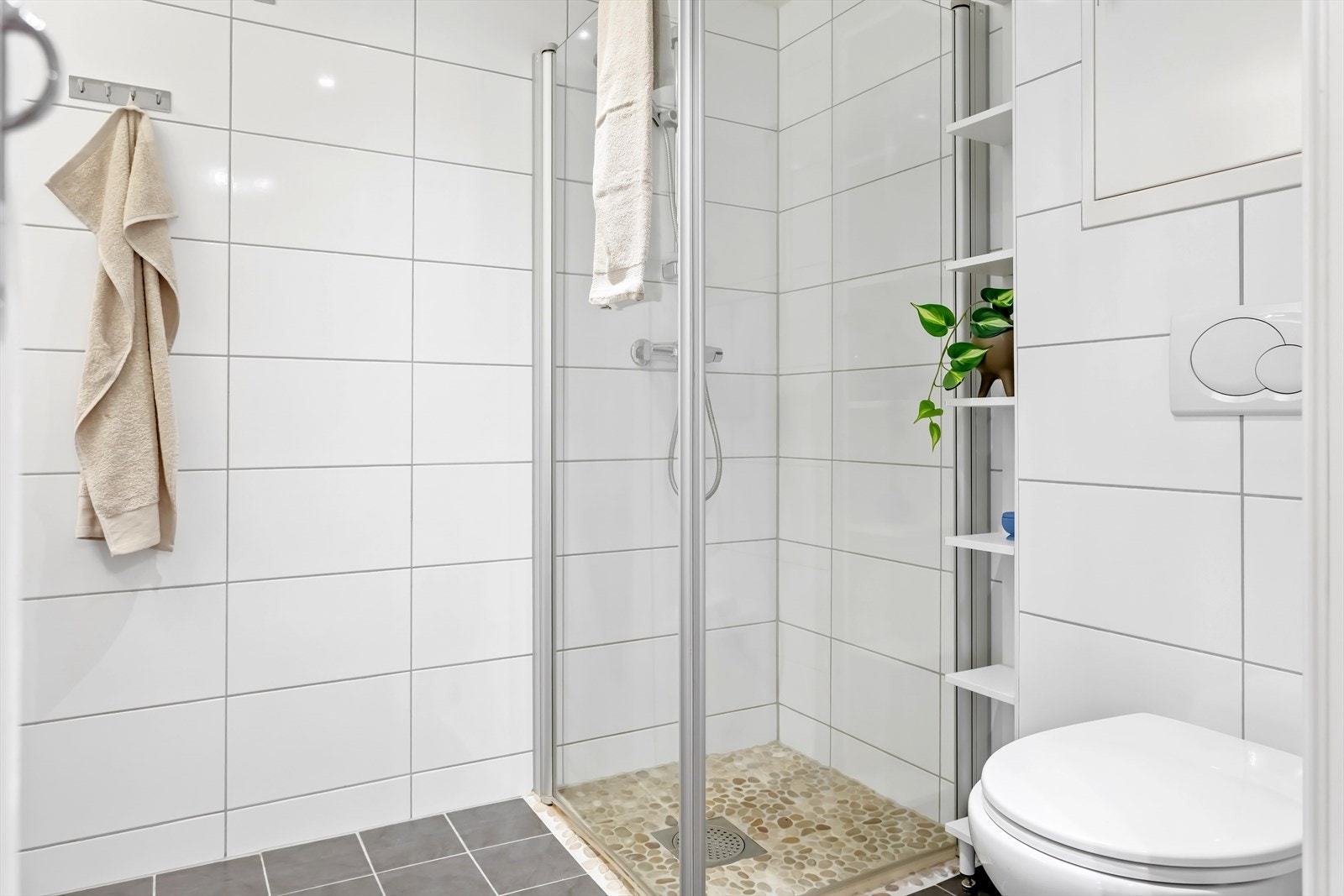 Det er vannbåren gulvvarme og avtrekksventil i himling. Galleribilde