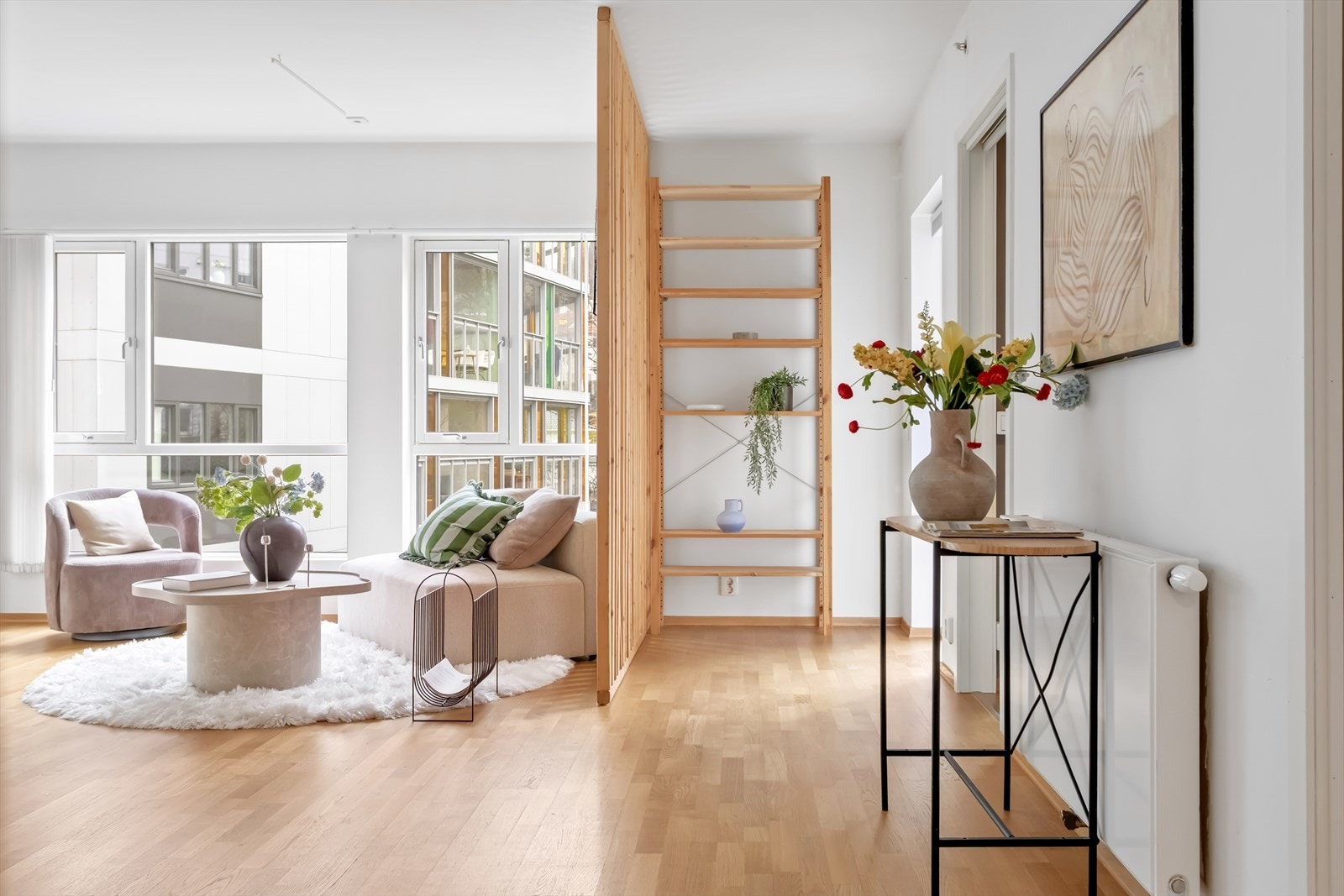 Rommet er 22,2 kvm og har flere store vinduer som slipper inn rikelig med naturlig lys. Galleribilde