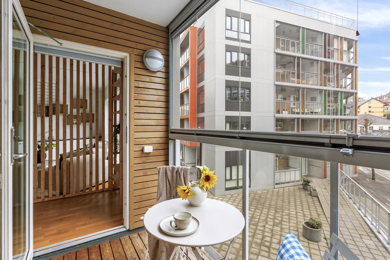 På varme sommerdager kan du skyve vinduene til siden. Galleribilde