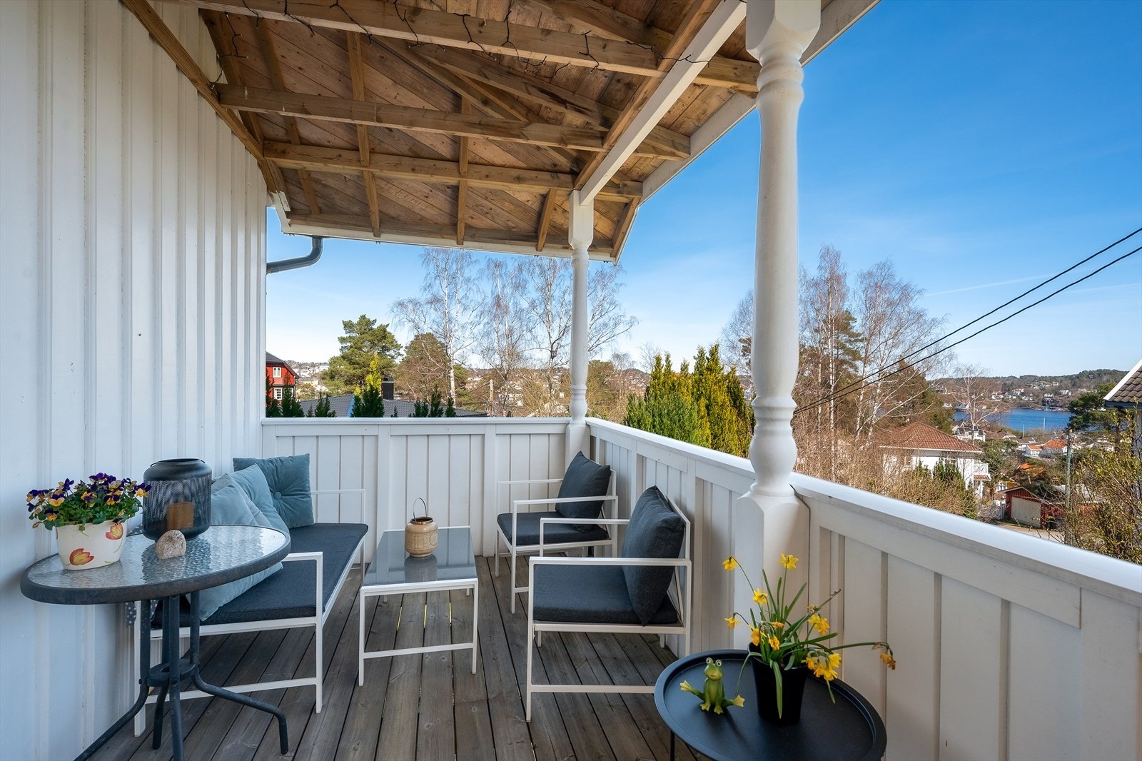 Terrasse med utgang fra stue, her har man fin sjøutsikt! Galleribilde