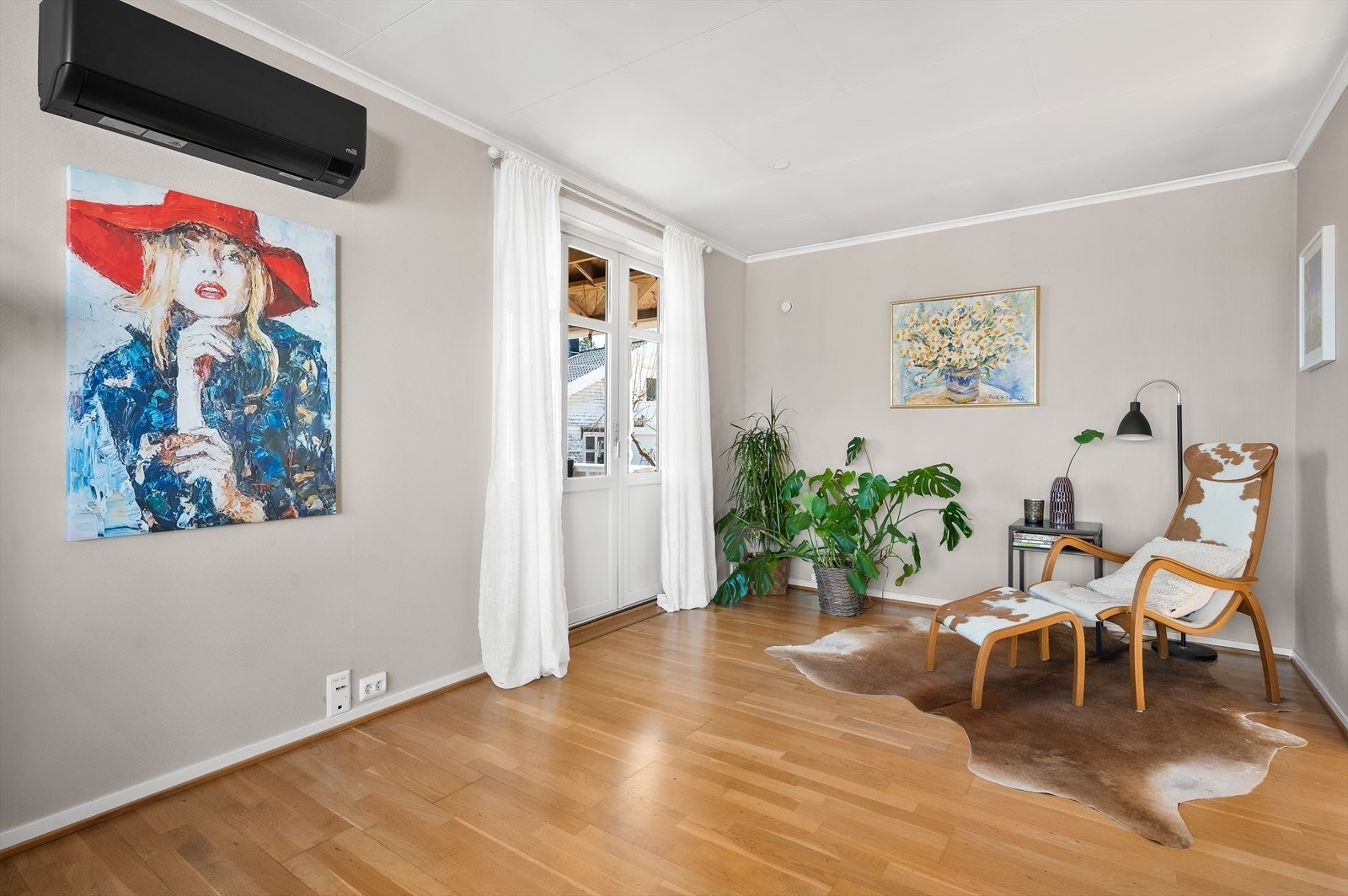 Del av stue med utgang til terrasse Galleribilde
