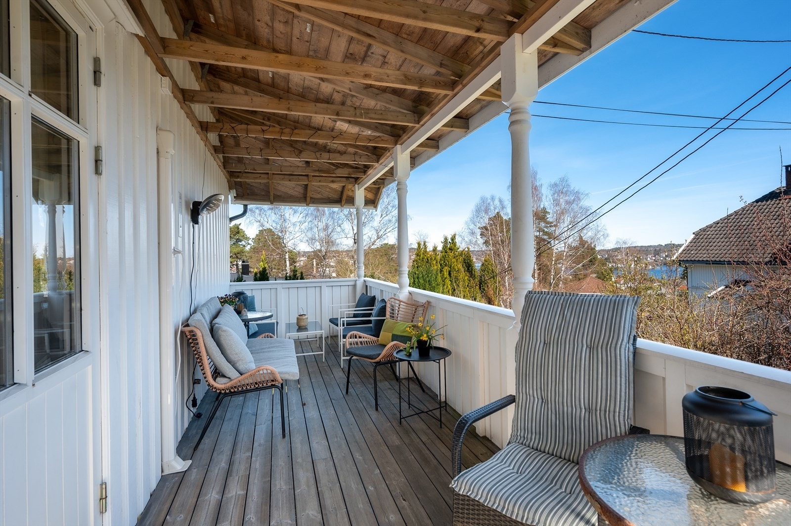 Terrasse med sjøutsikt og utgang fra stue Galleribilde