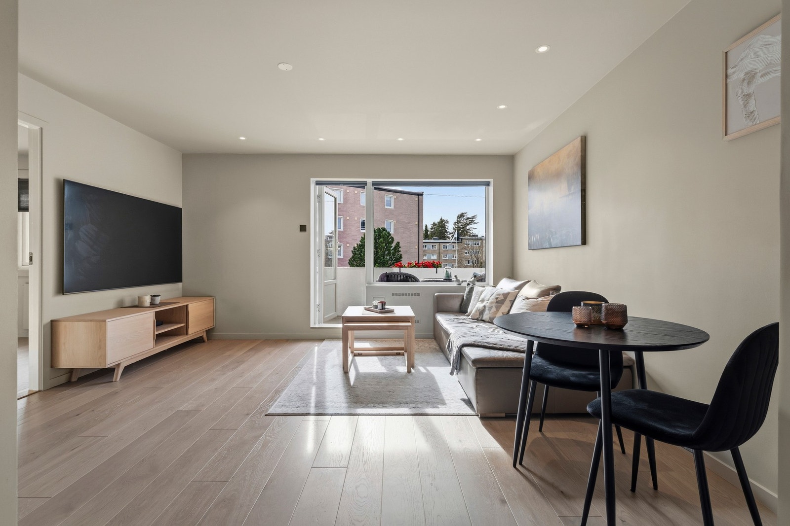 I stuen er det god plass til sofa med tilhørende møblement og spisebord. Galleribilde