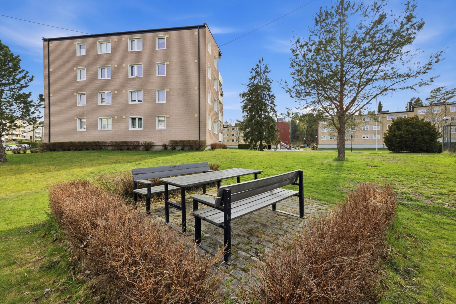 Borettslaget er pent opparbeidet med sittebenker for beboerne. Galleribilde
