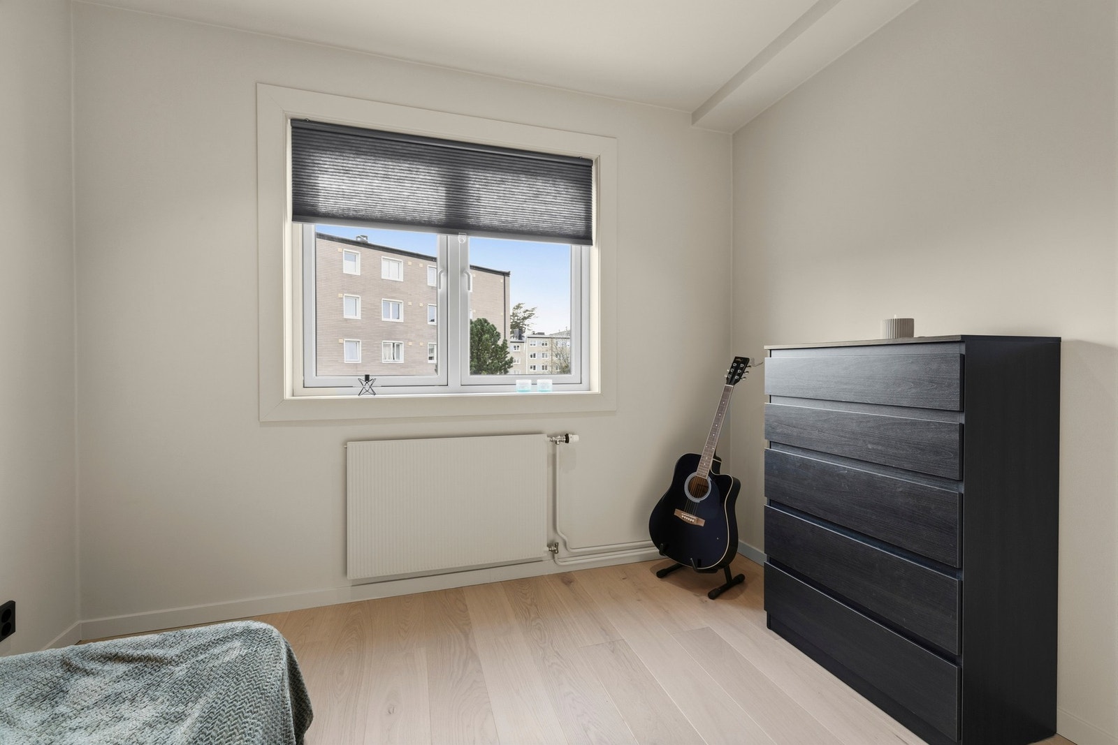 God plass til seng og øvrig møblement. Galleribilde