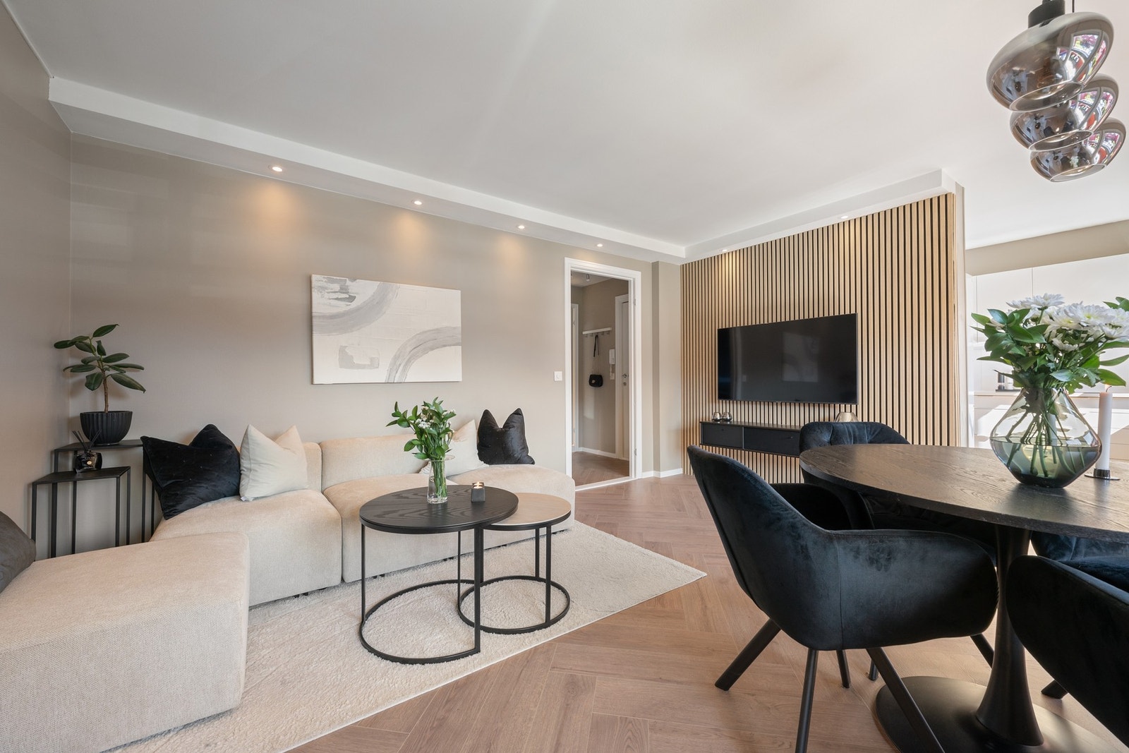 Plass til både sofa og spisebord i stuen. Galleribilde