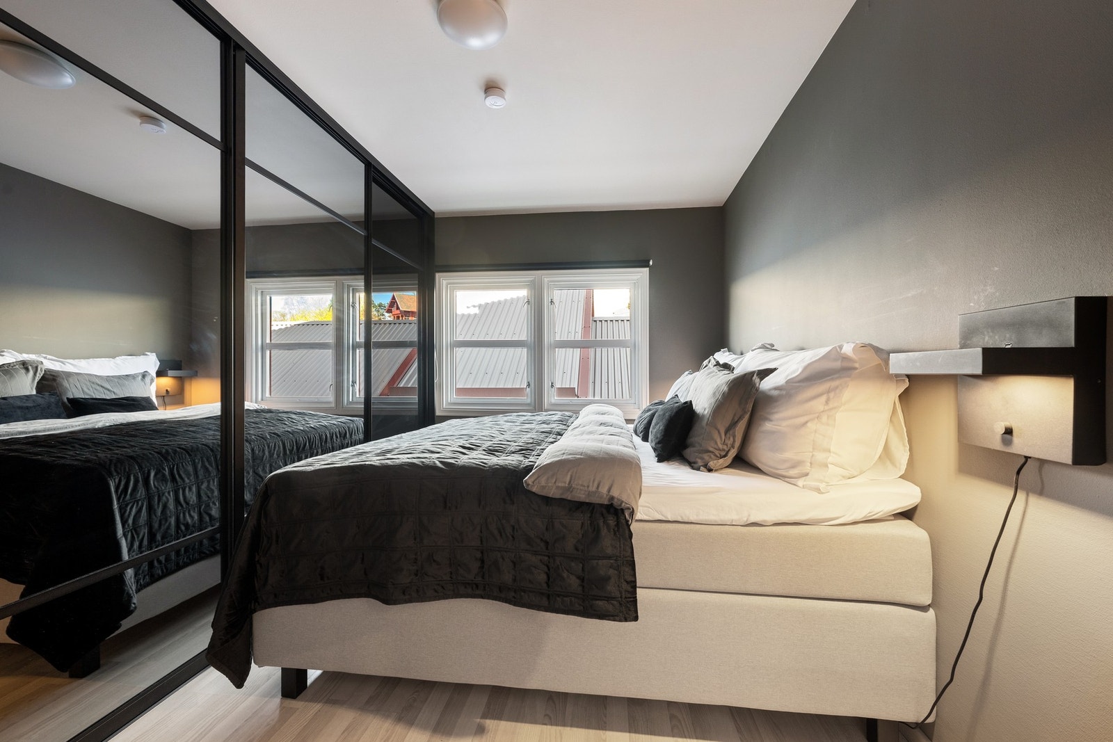 Hovedsoverom med skyvedørsgarderobe langs hel vegg. Galleribilde