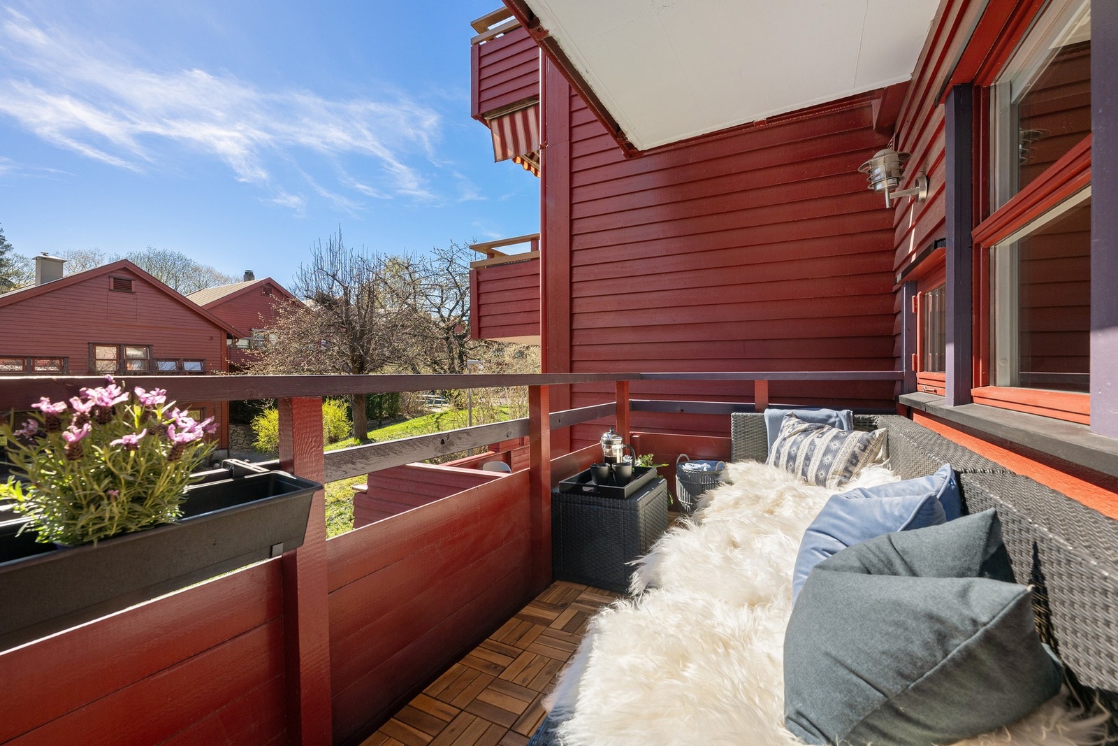 Koselig balkong på 5m2, som vender om gårdstun. Galleribilde