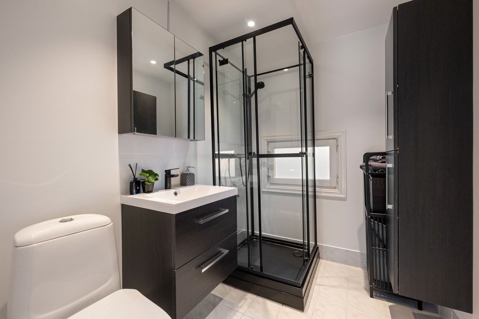 Badet ble malt, fikk ny innredning og dusjkabinett i 2025. Galleribilde