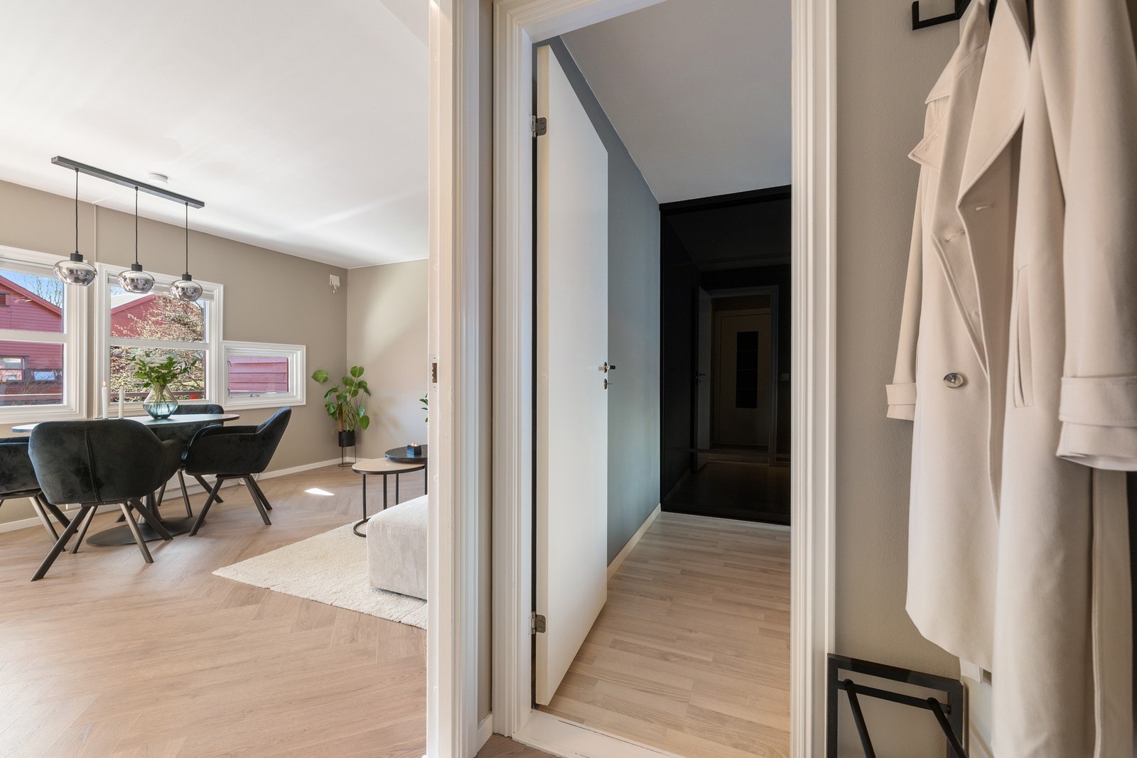Entrè med adkomst til bad, soverom og stue - plass til oppheng og skohylle. Galleribilde