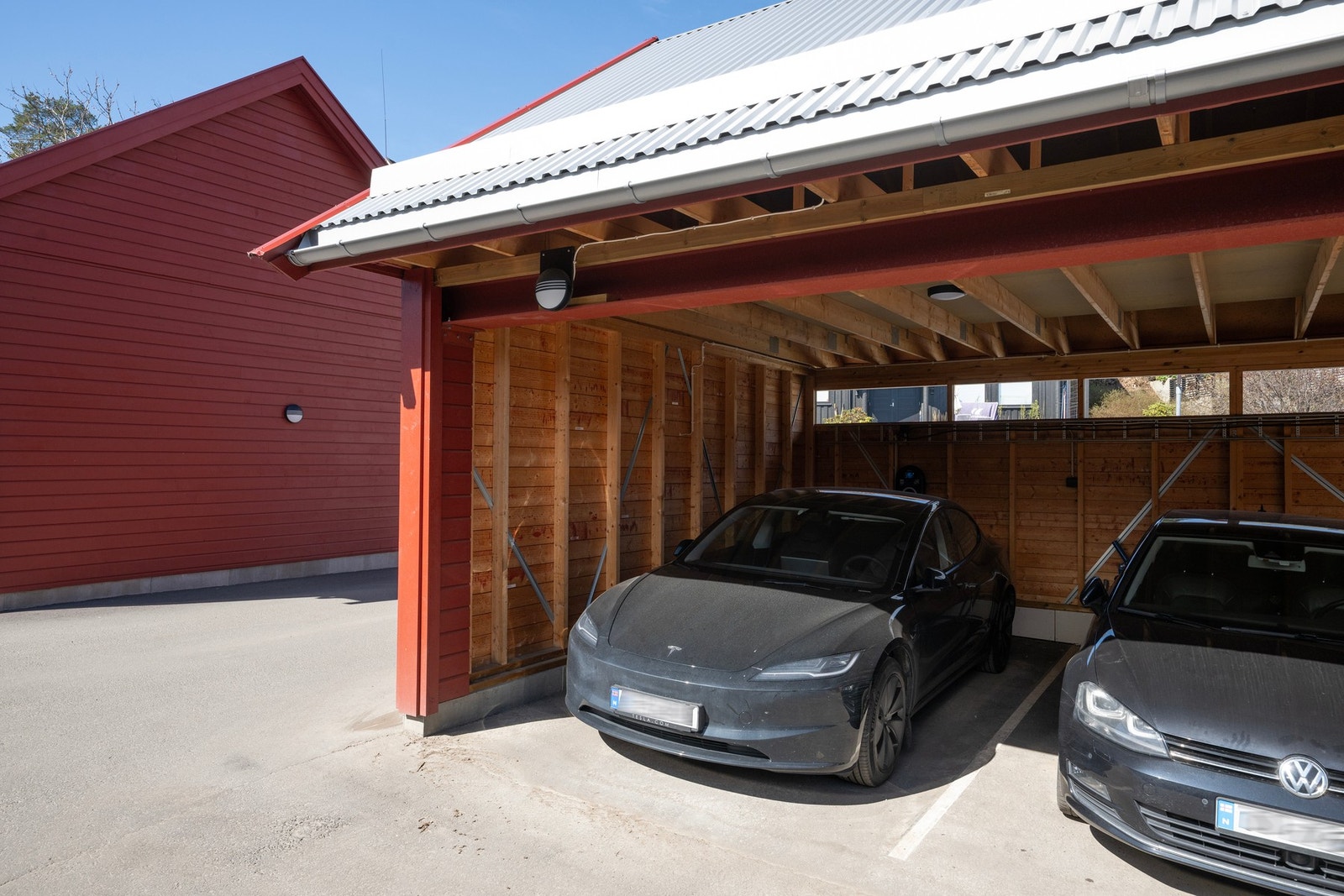 Plass med el-bil lader i carport Galleribilde
