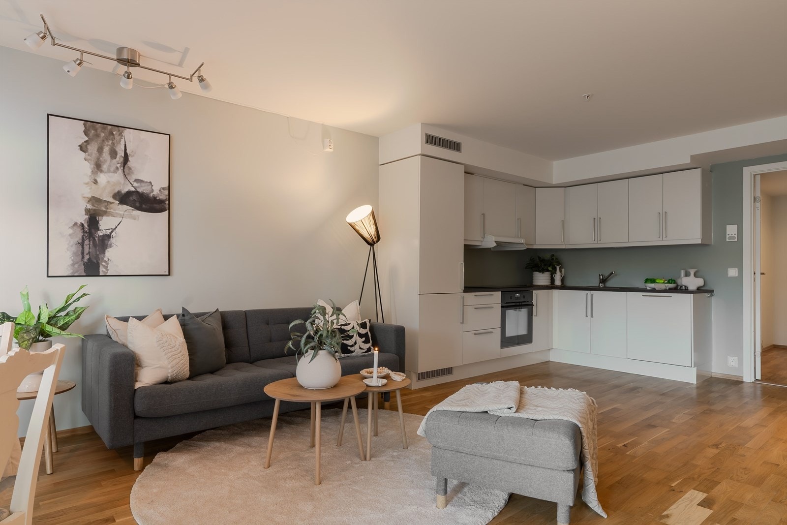 Kjøkkenet har innredning med glatte fronter. Benkeplaten er av laminat. Galleribilde
